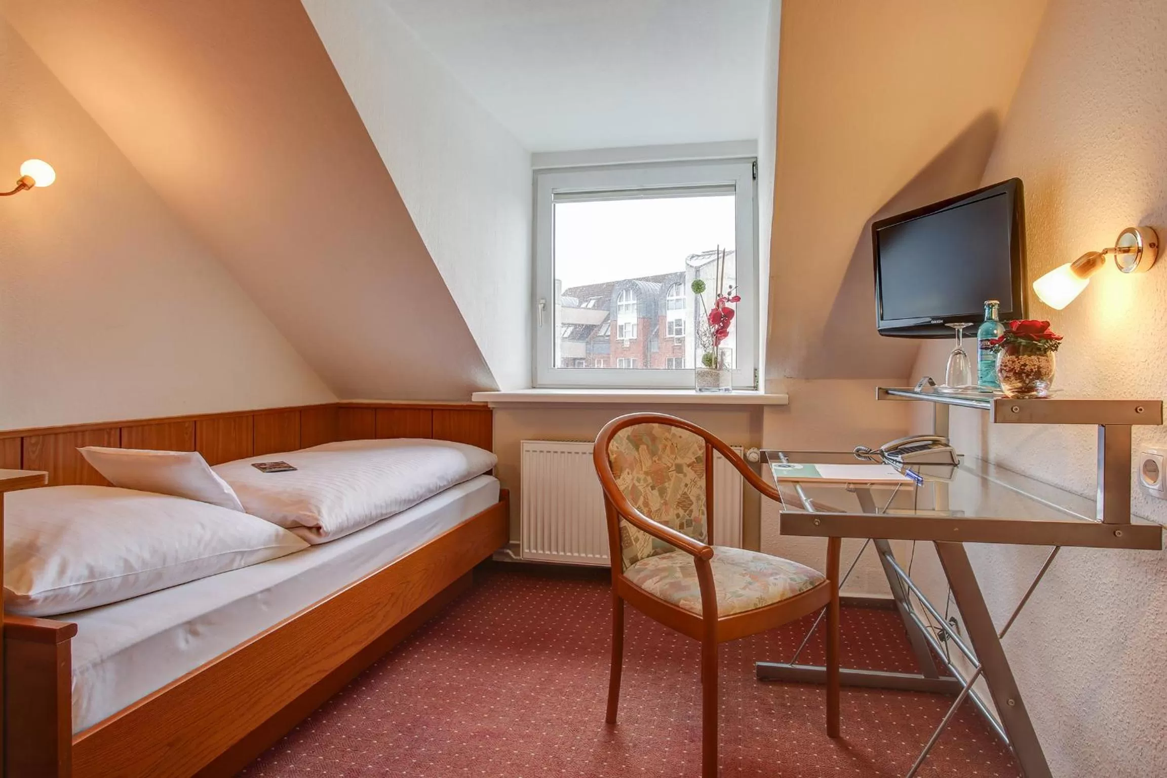 Photo of the whole room, Bed in Hotel Consul