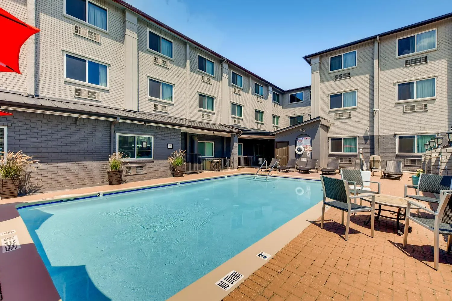 Swimming pool in Orangewood Inn and Suites Midtown