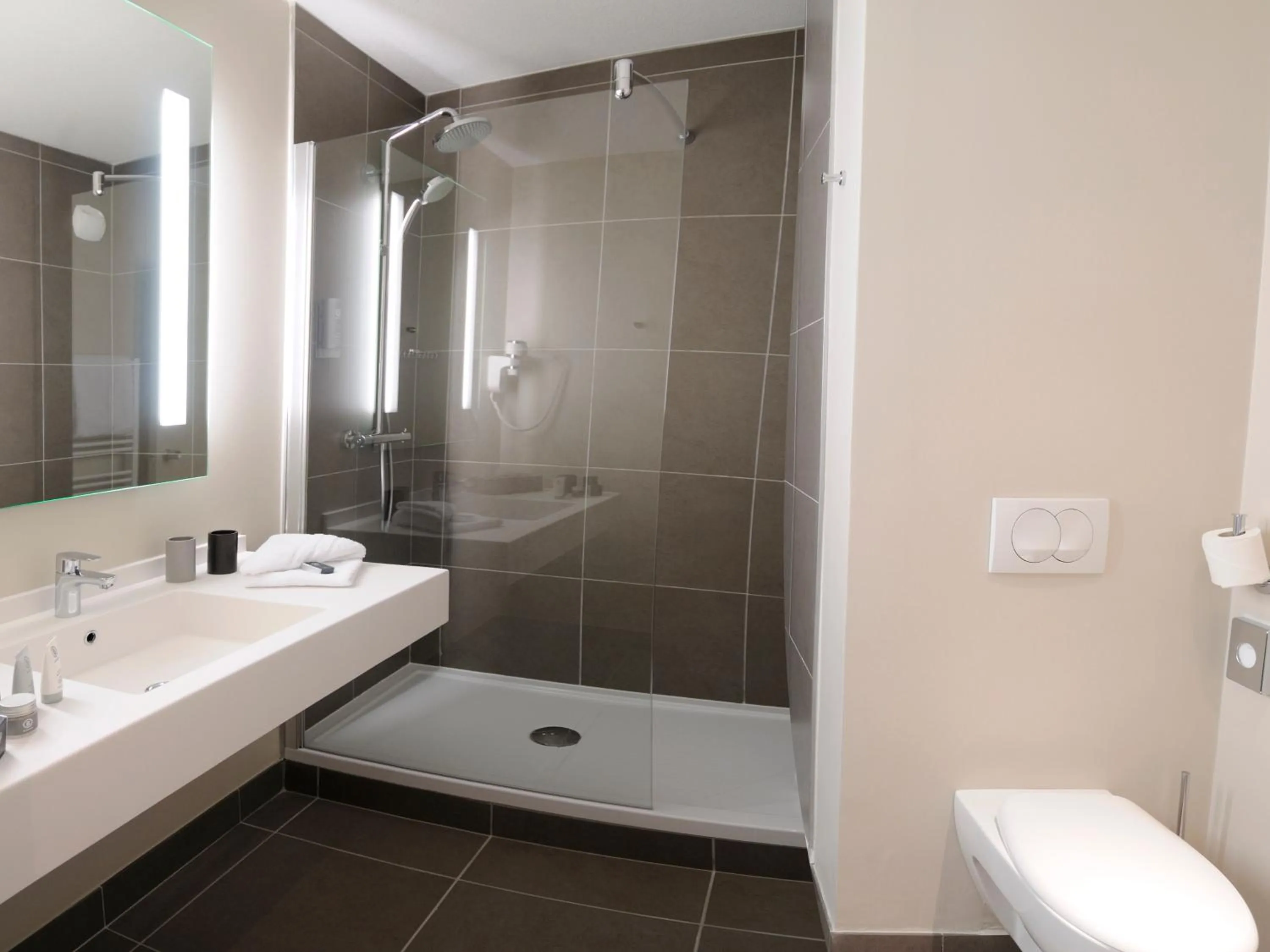 Bathroom in Best Western Plus Hôtel & Spa de Chassieu