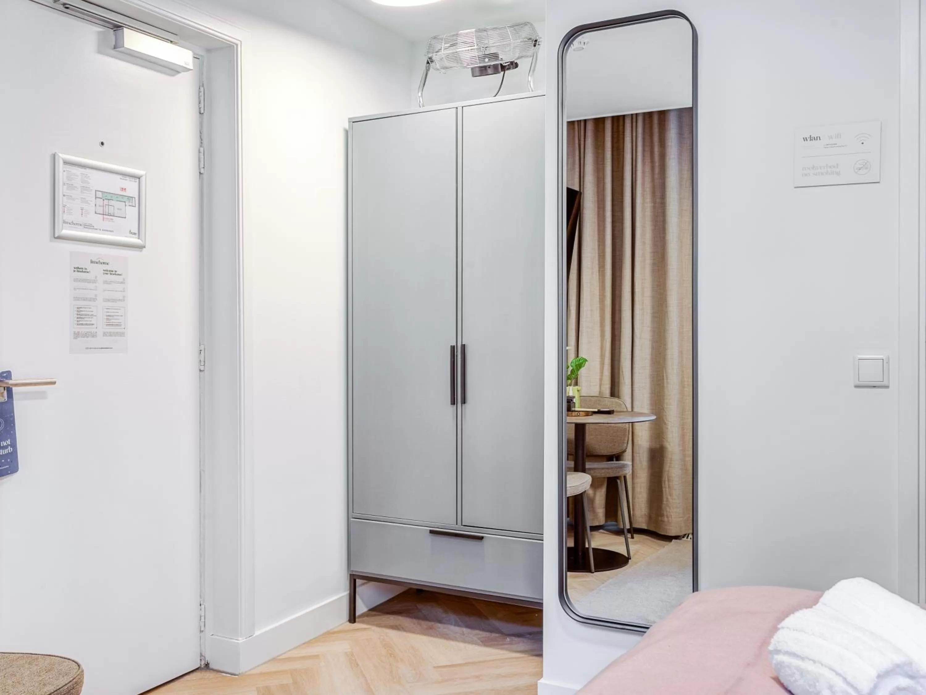 Bed in City Rooms Amsterdam Hemonystraat - Digital access