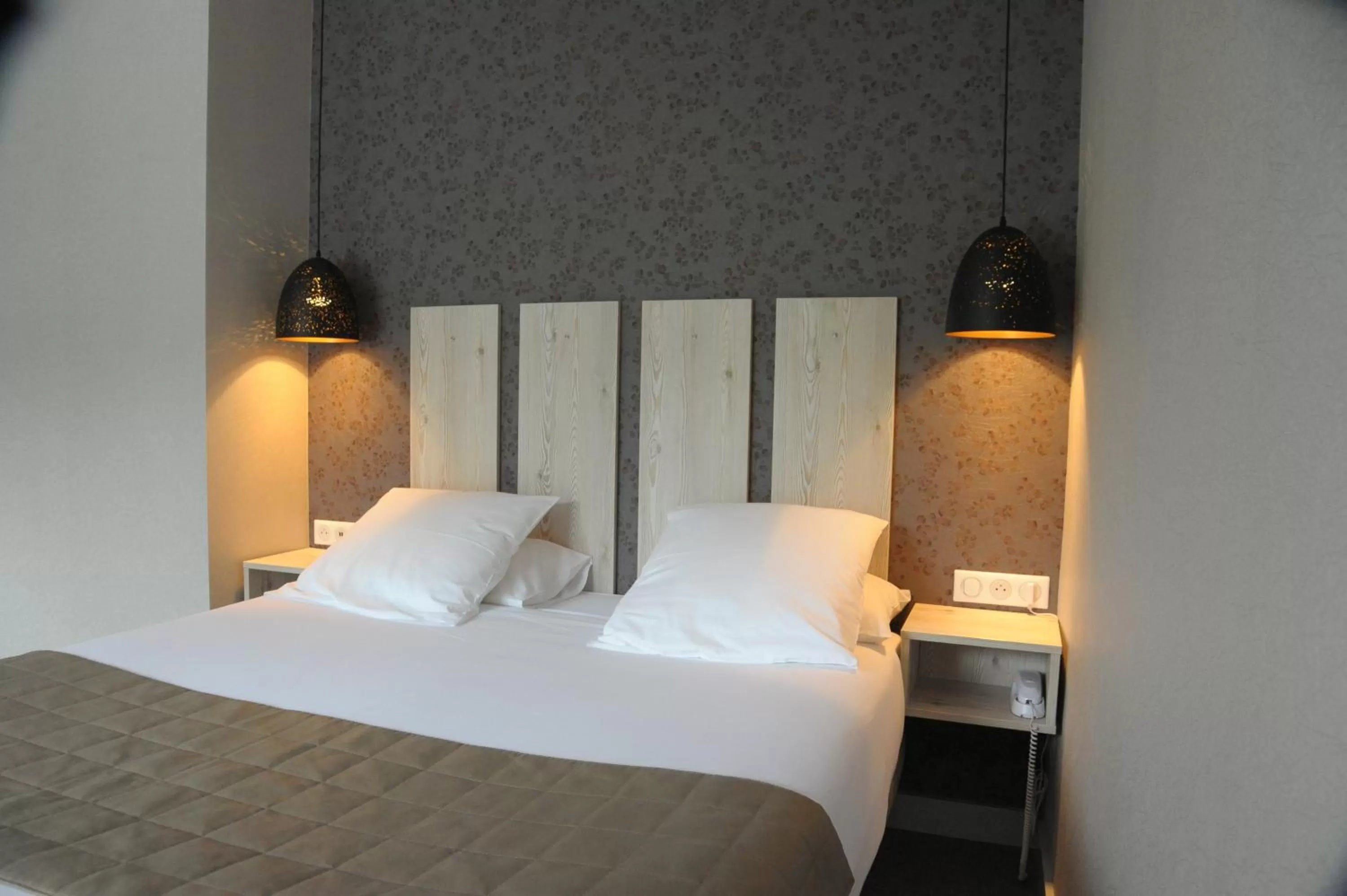 Bed in Cit'Hotel L'Etape