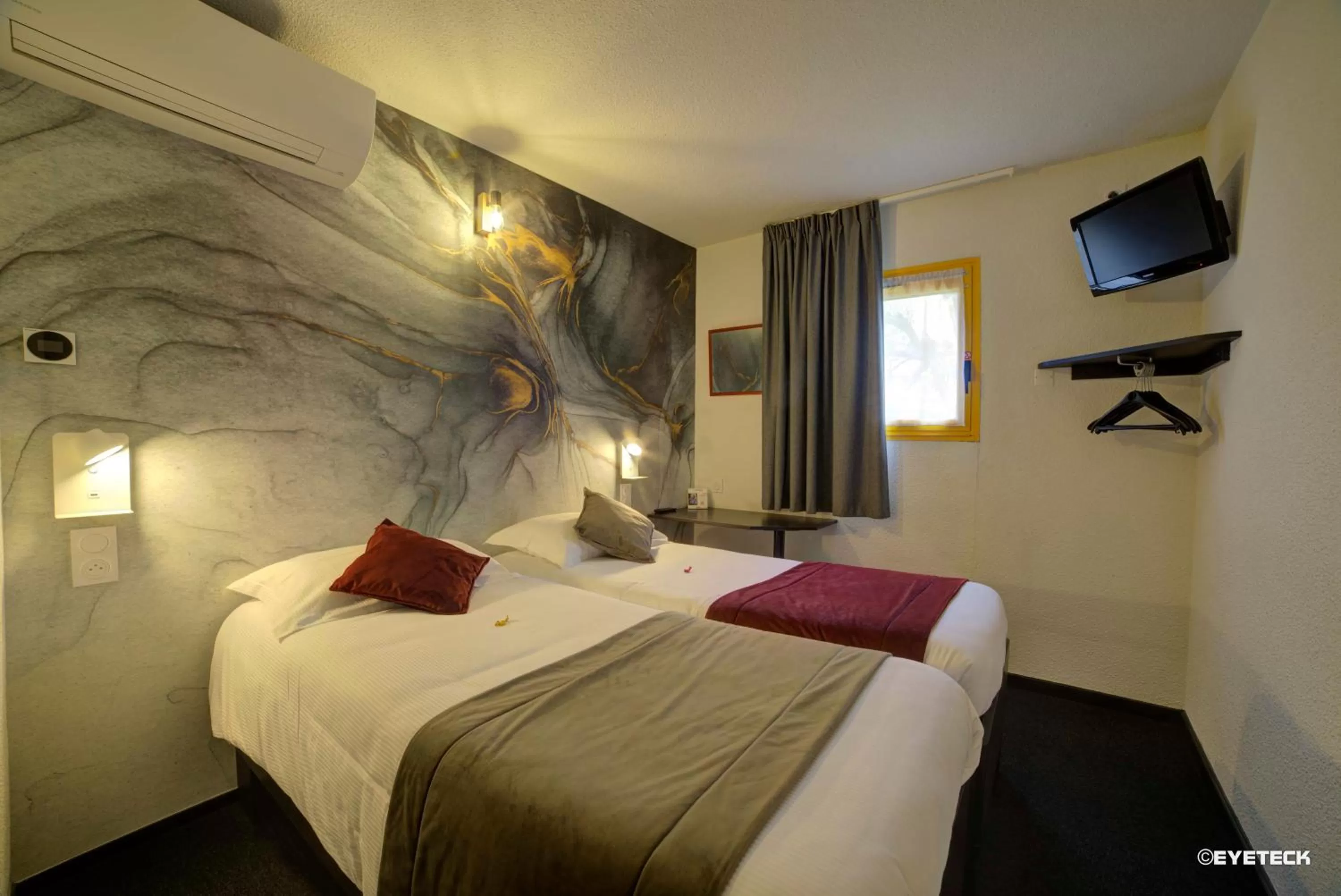 Bed in Hôtel The Originals Access, Bourges Nord Saint-Doulchard