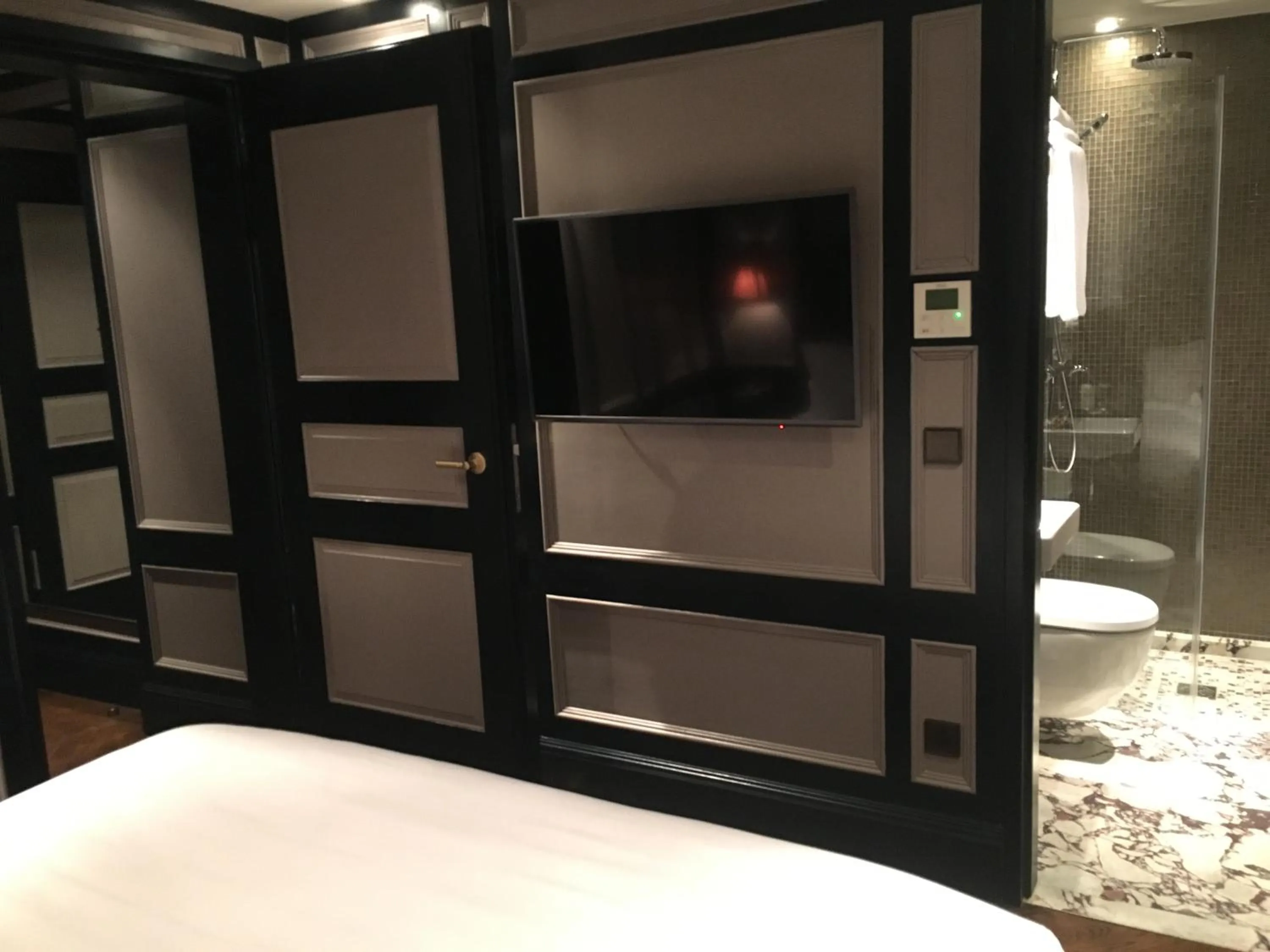 TV and multimedia, Bed in Mimi's Hotel Soho