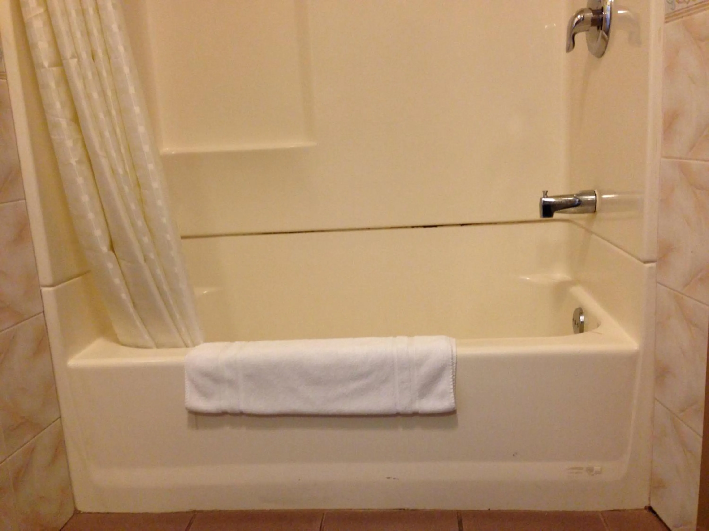 Bedroom in Economy Inn Hollywood