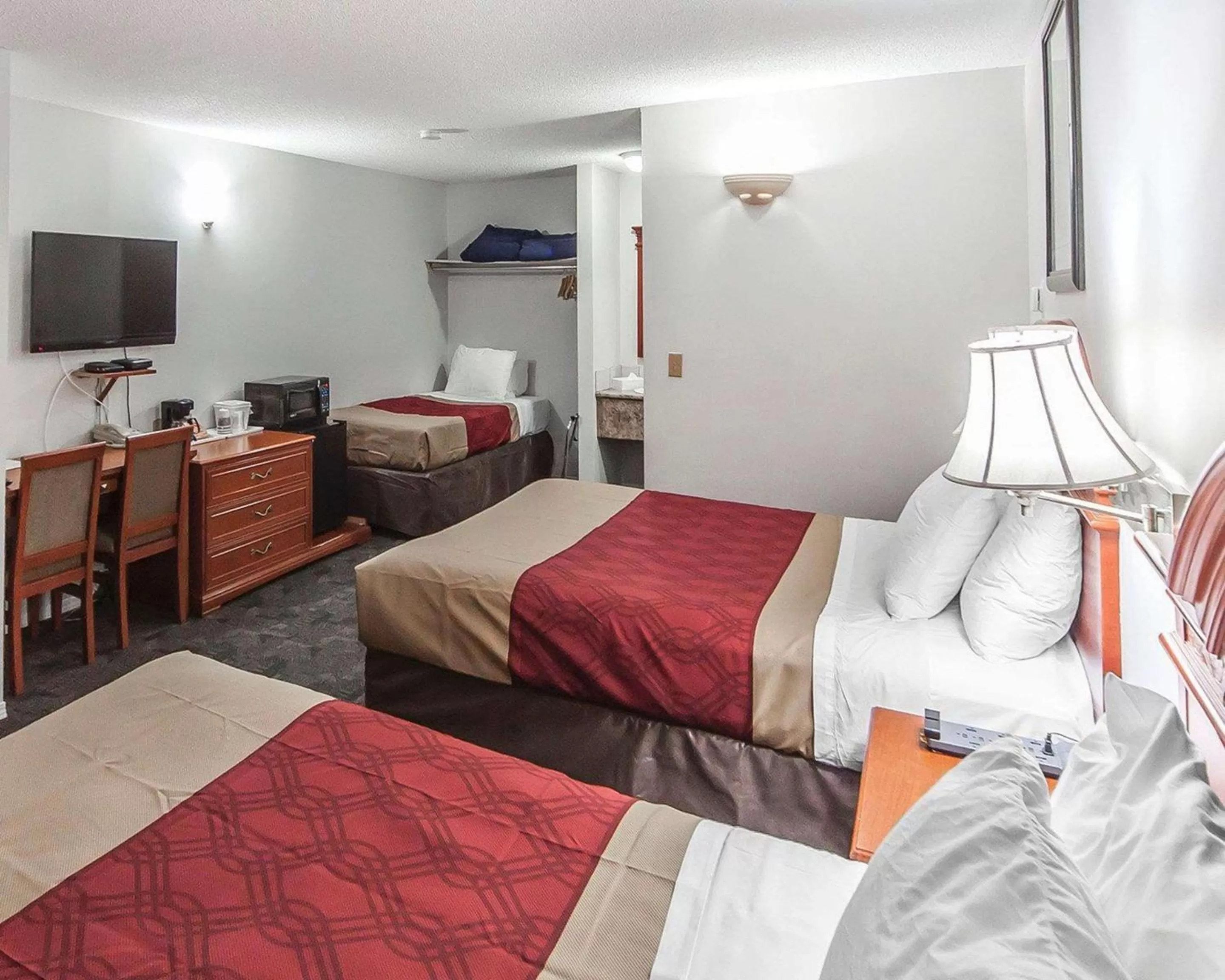 Photo of the whole room, Bed in Econo Lodge Inn & Suites Drumheller