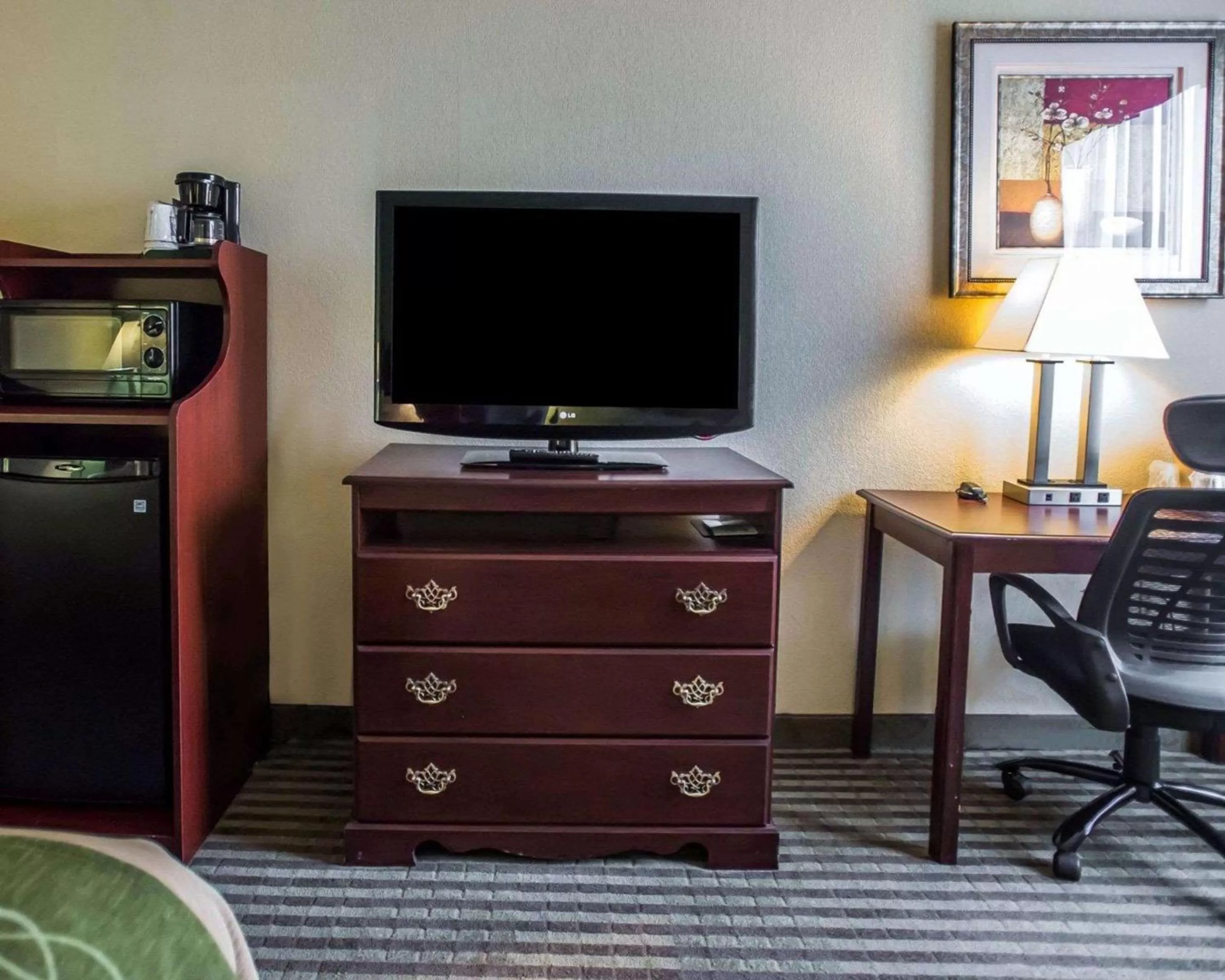 Photo of the whole room in Quality Inn Mill Hall - Lamar