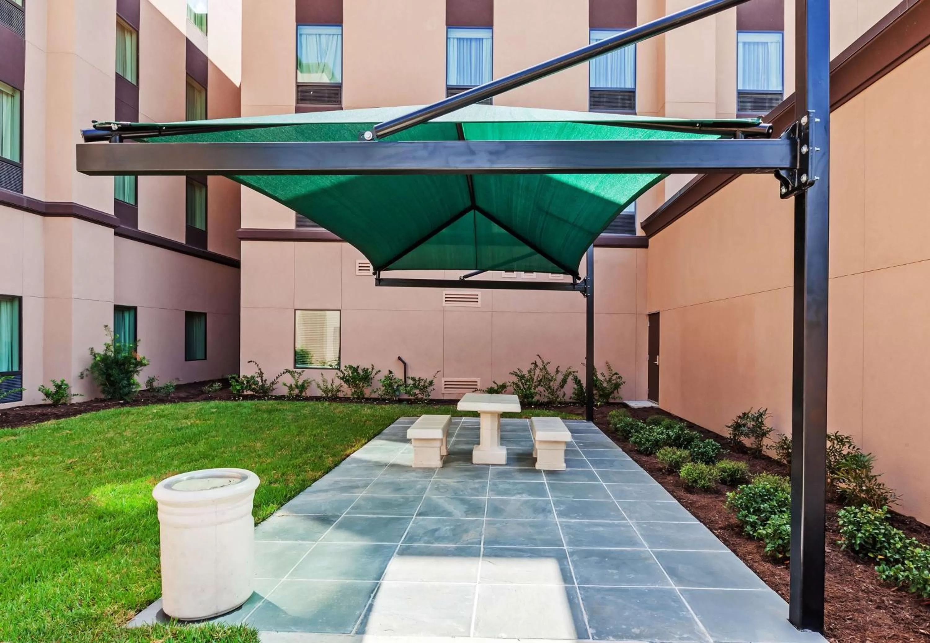 Patio in Hampton Inn & Suites Houston I-10 West Park Row, Tx