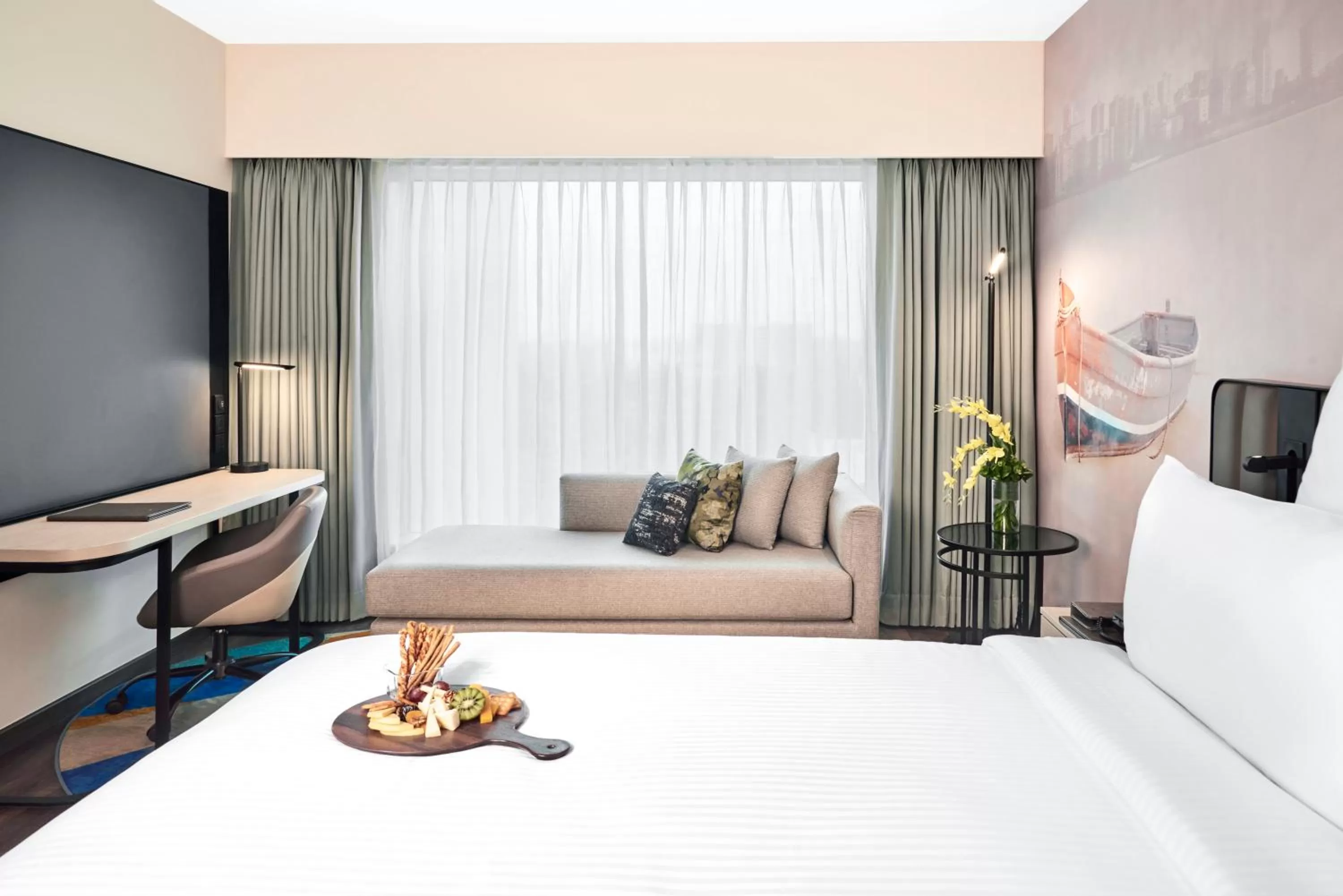 Coffee/tea facilities, Bed in Novotel Mumbai International Airport