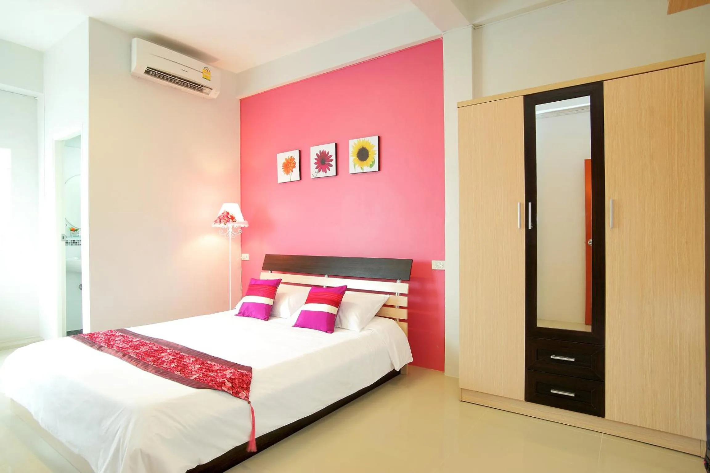 Bedroom, Bed in Smile Inn