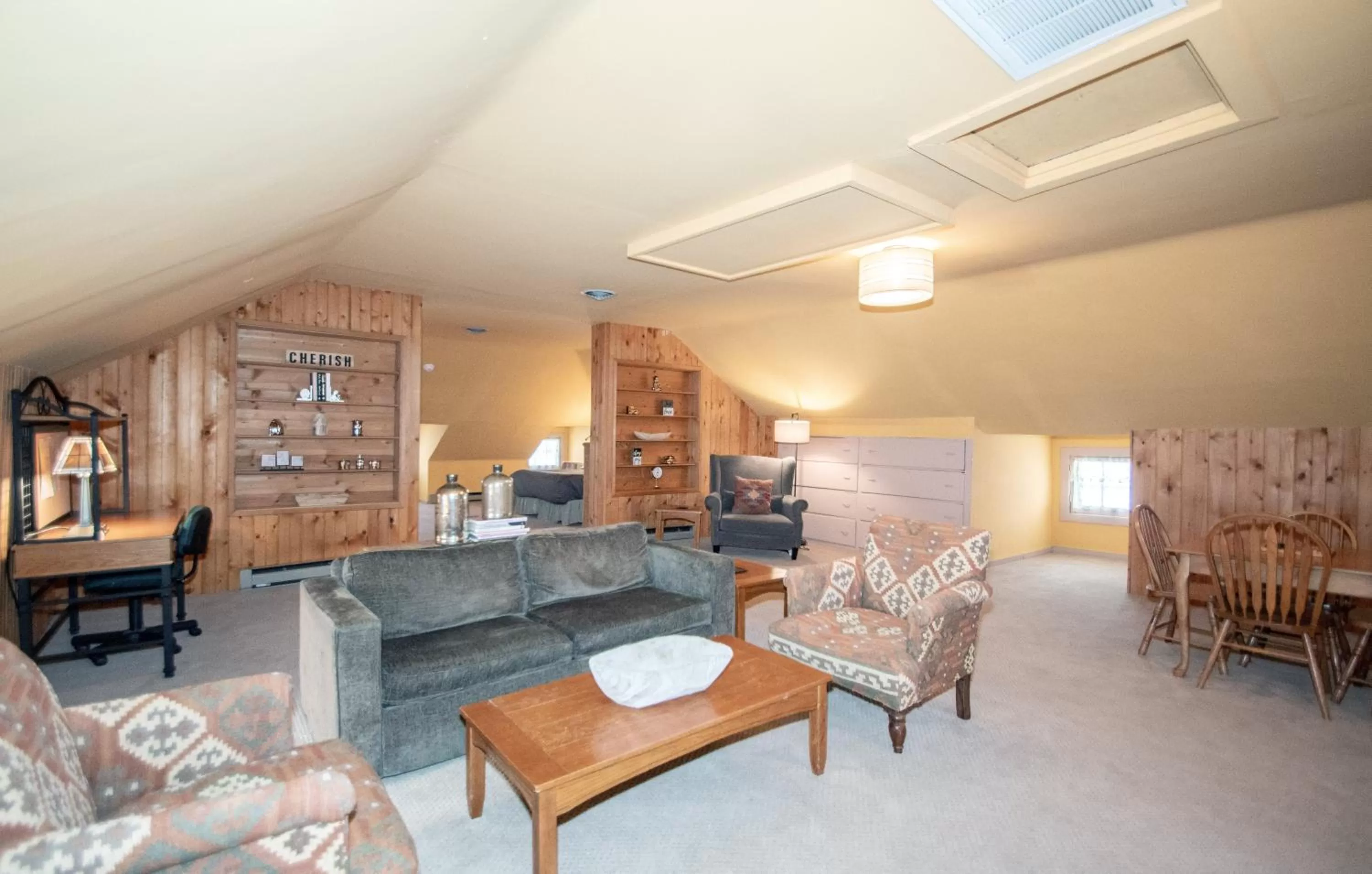 Living room, Seating Area in Looking Glass Inn