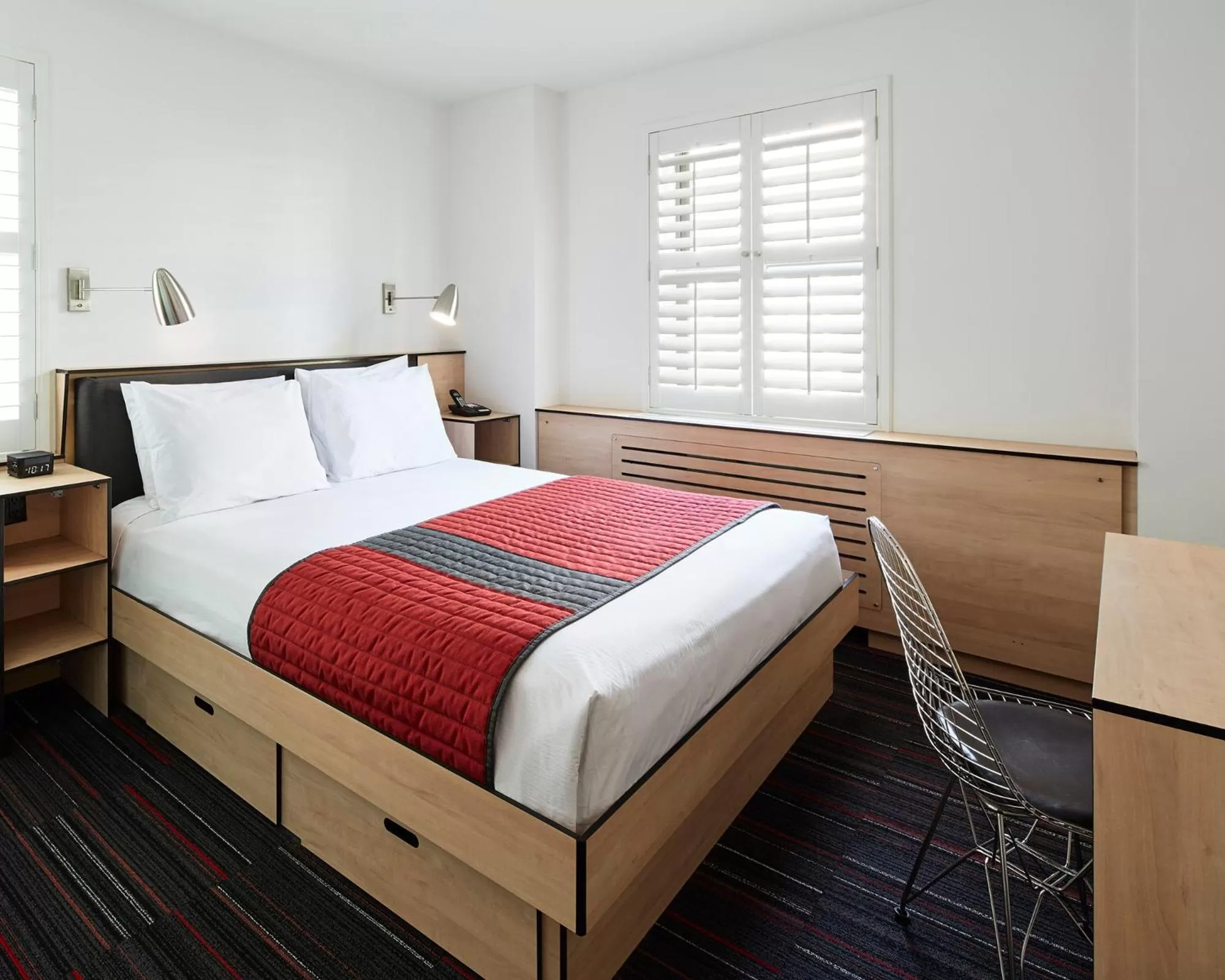 Photo of the whole room, Bed in Pod 51