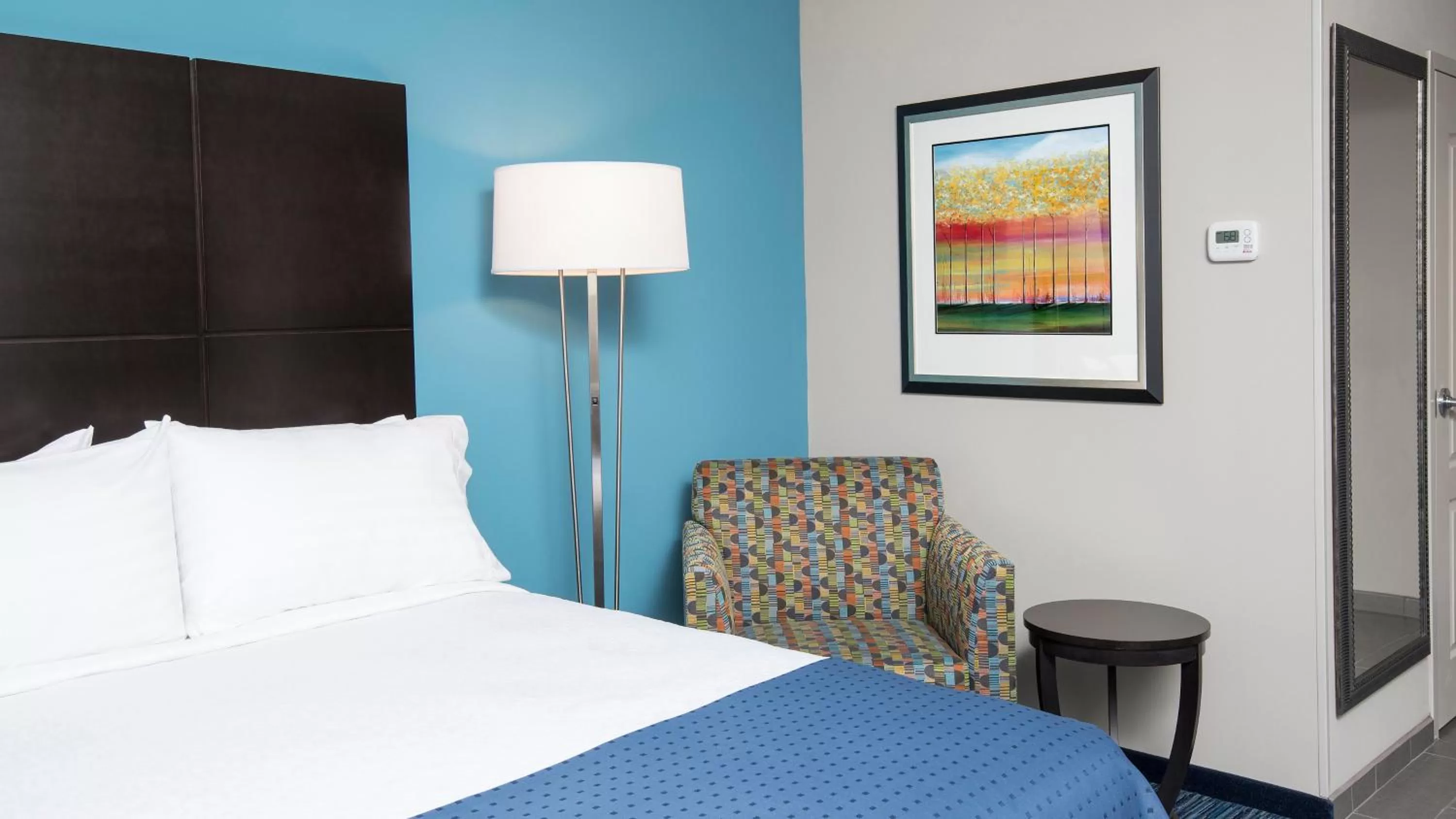 Photo of the whole room, Bed in Holiday Inn Indianapolis Airport by IHG