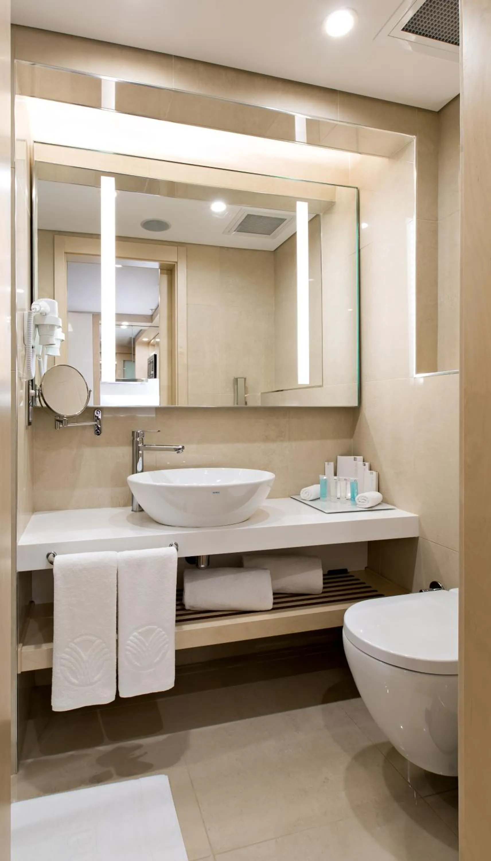 Toilet in Tango Arjaan by Rotana Istanbul Asia