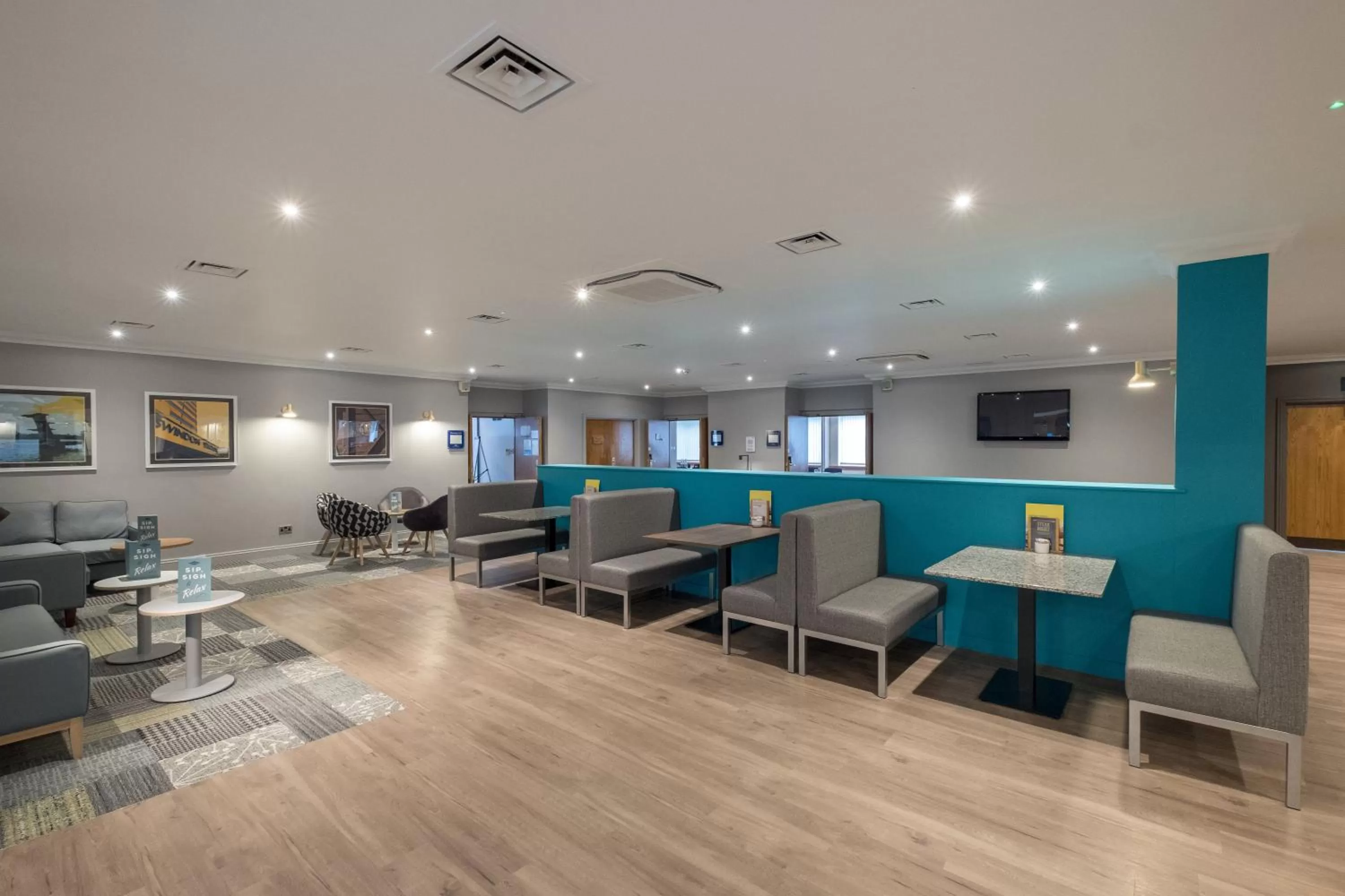 Lounge or bar in Holiday Inn Swindon by IHG