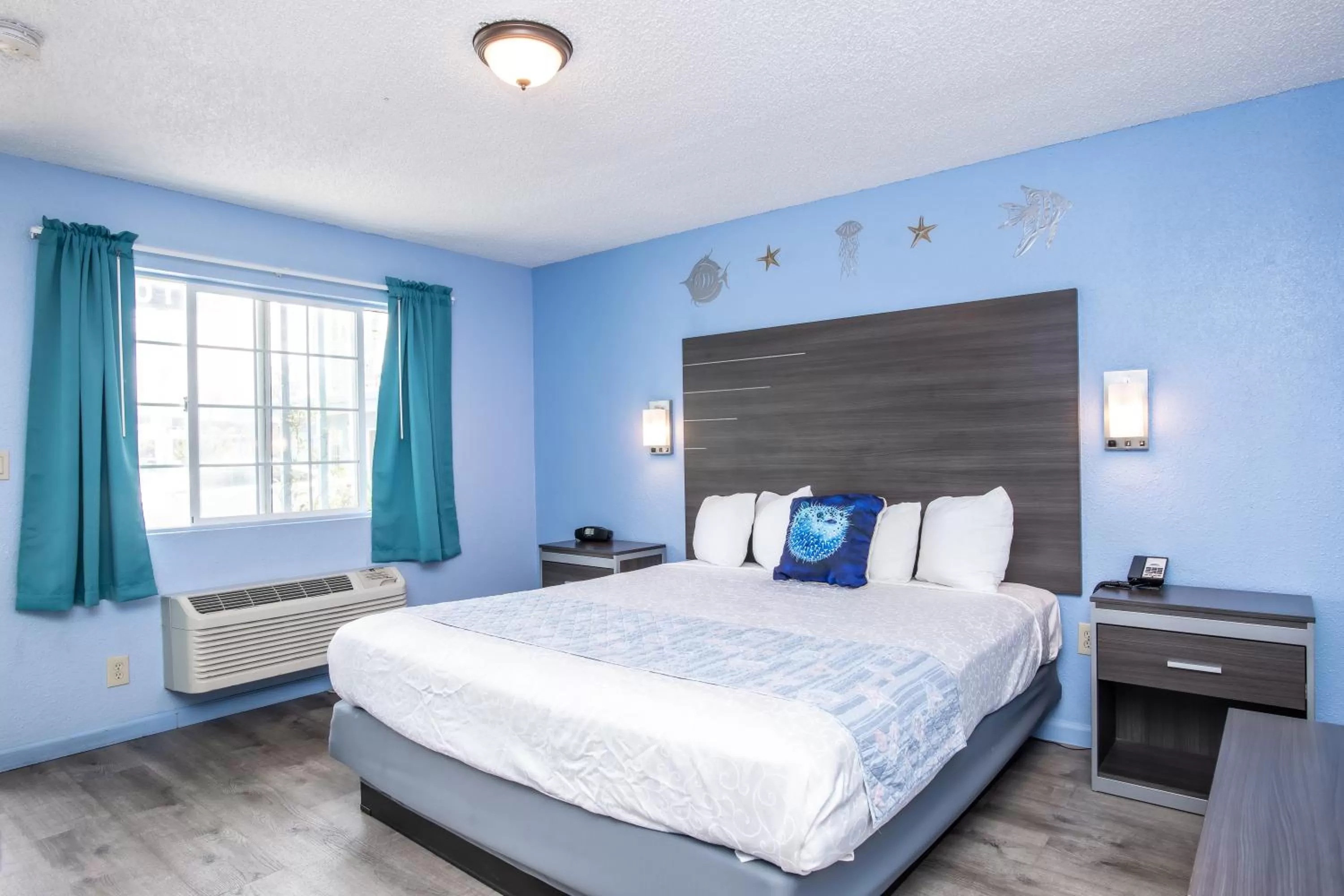 Bed in Aqua Breeze Inn