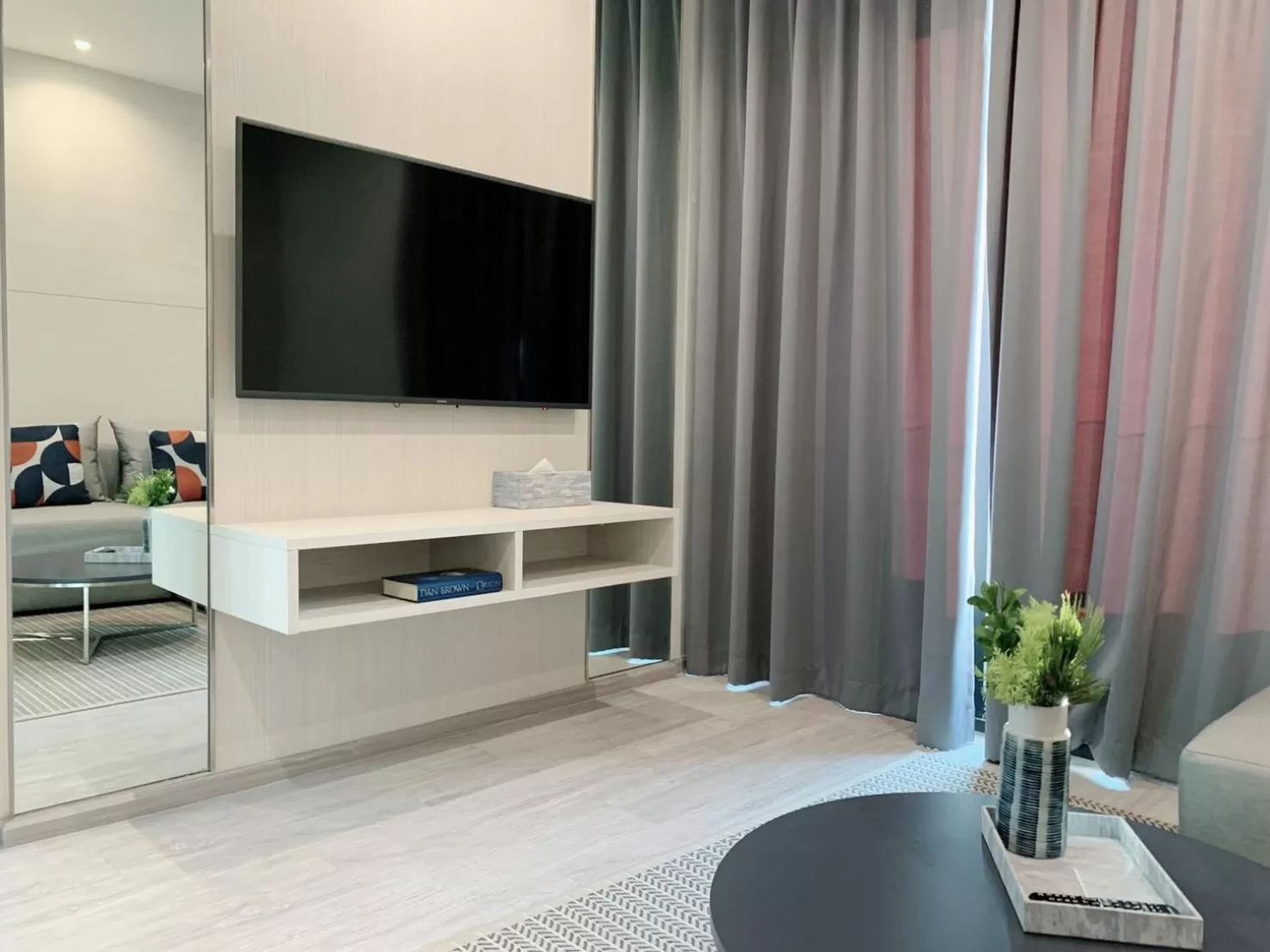 Living room in The Quarter Ari by UHG