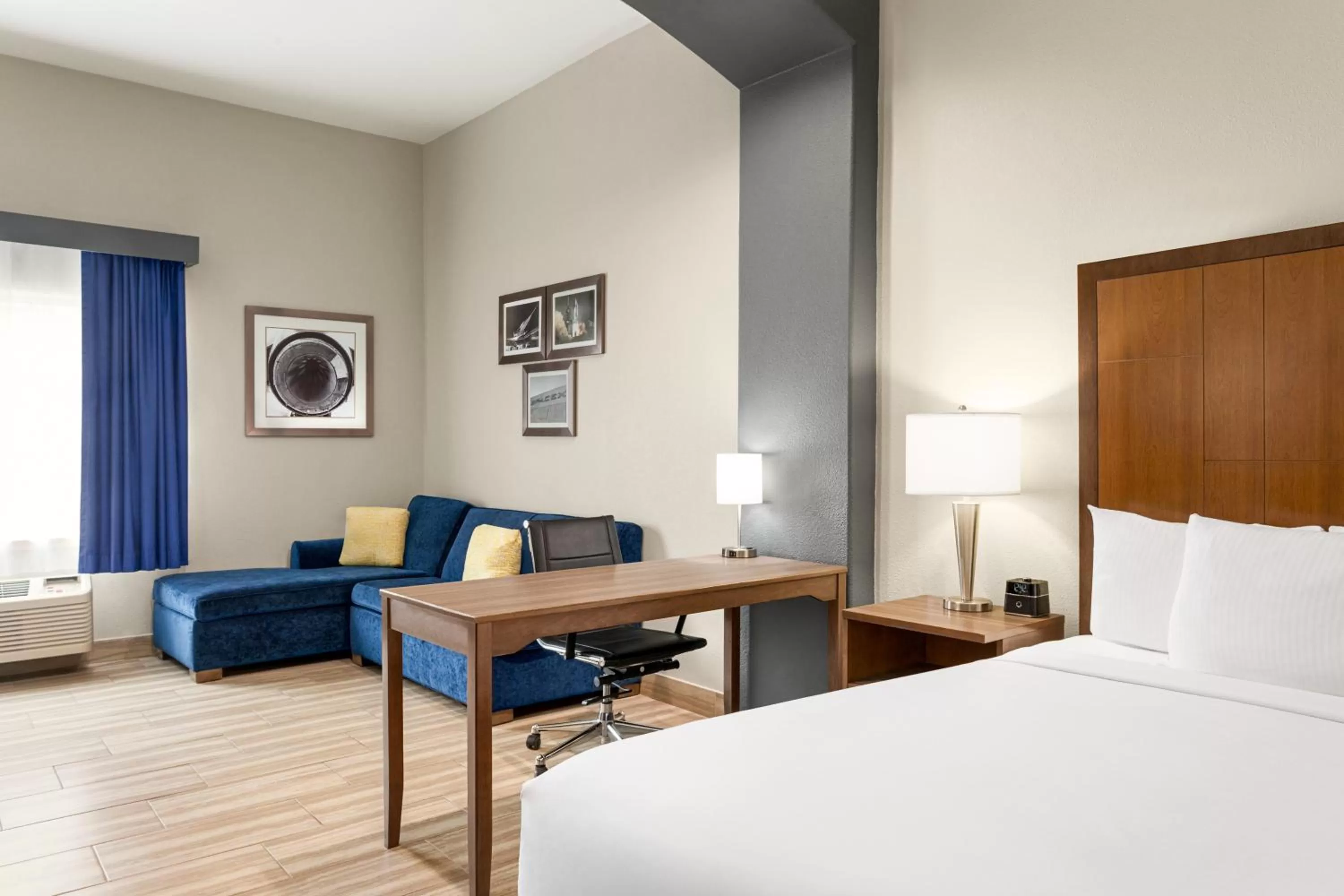 Bedroom, Bed in La Quinta by Wyndham Brownsville North