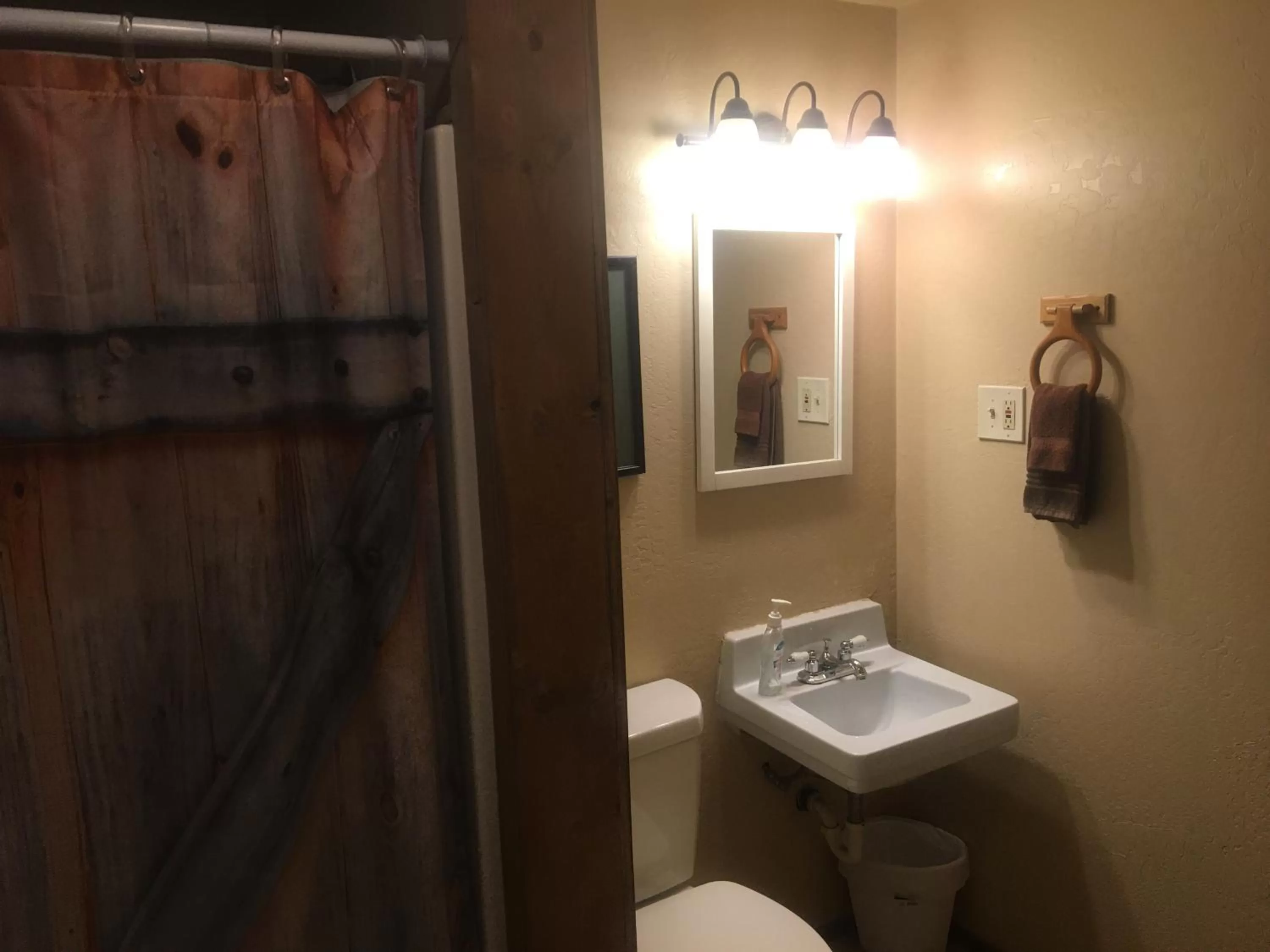 Bathroom in Rainbows End Fishing Resort