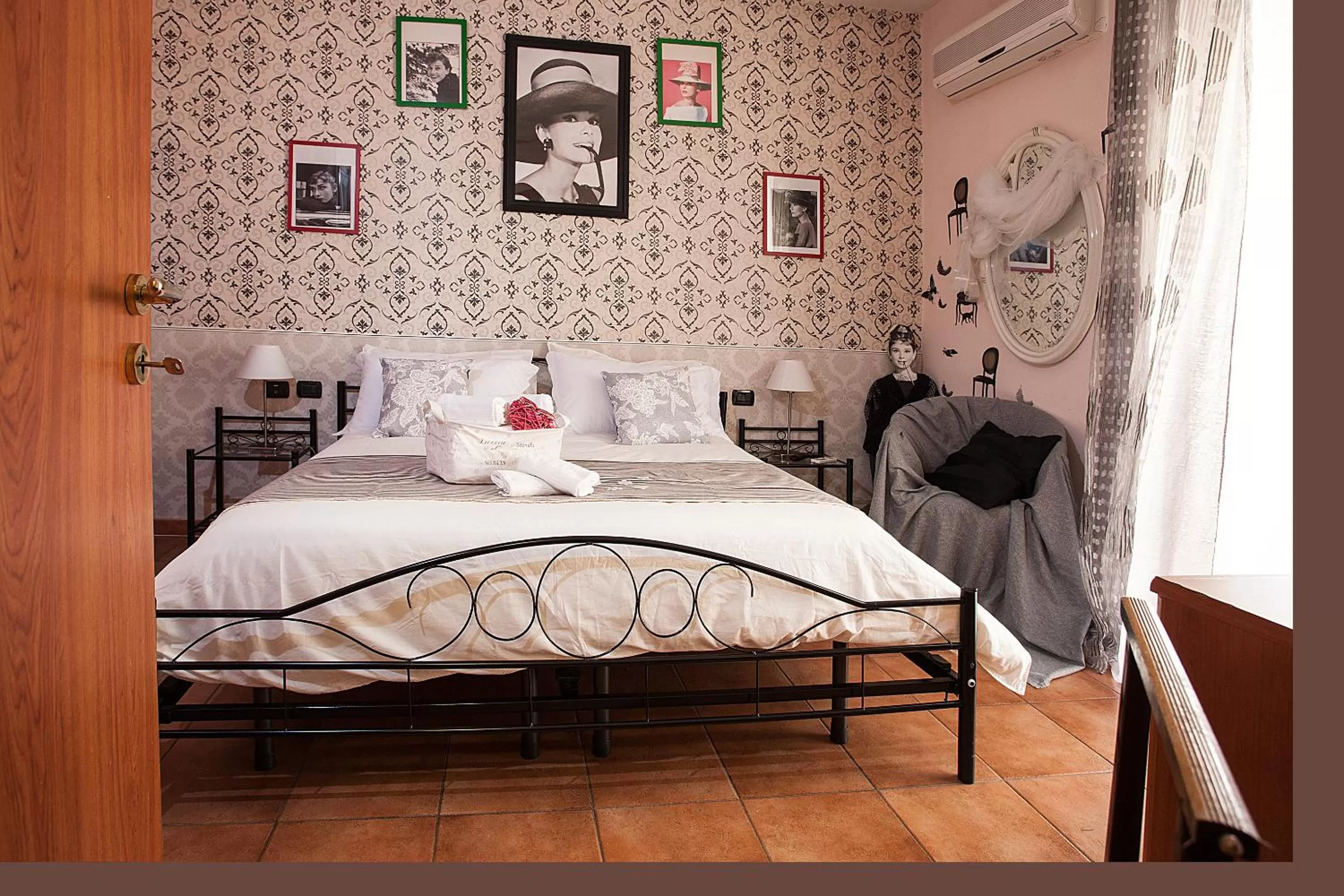 Photo of the whole room, Bed in Hotel Cineholiday