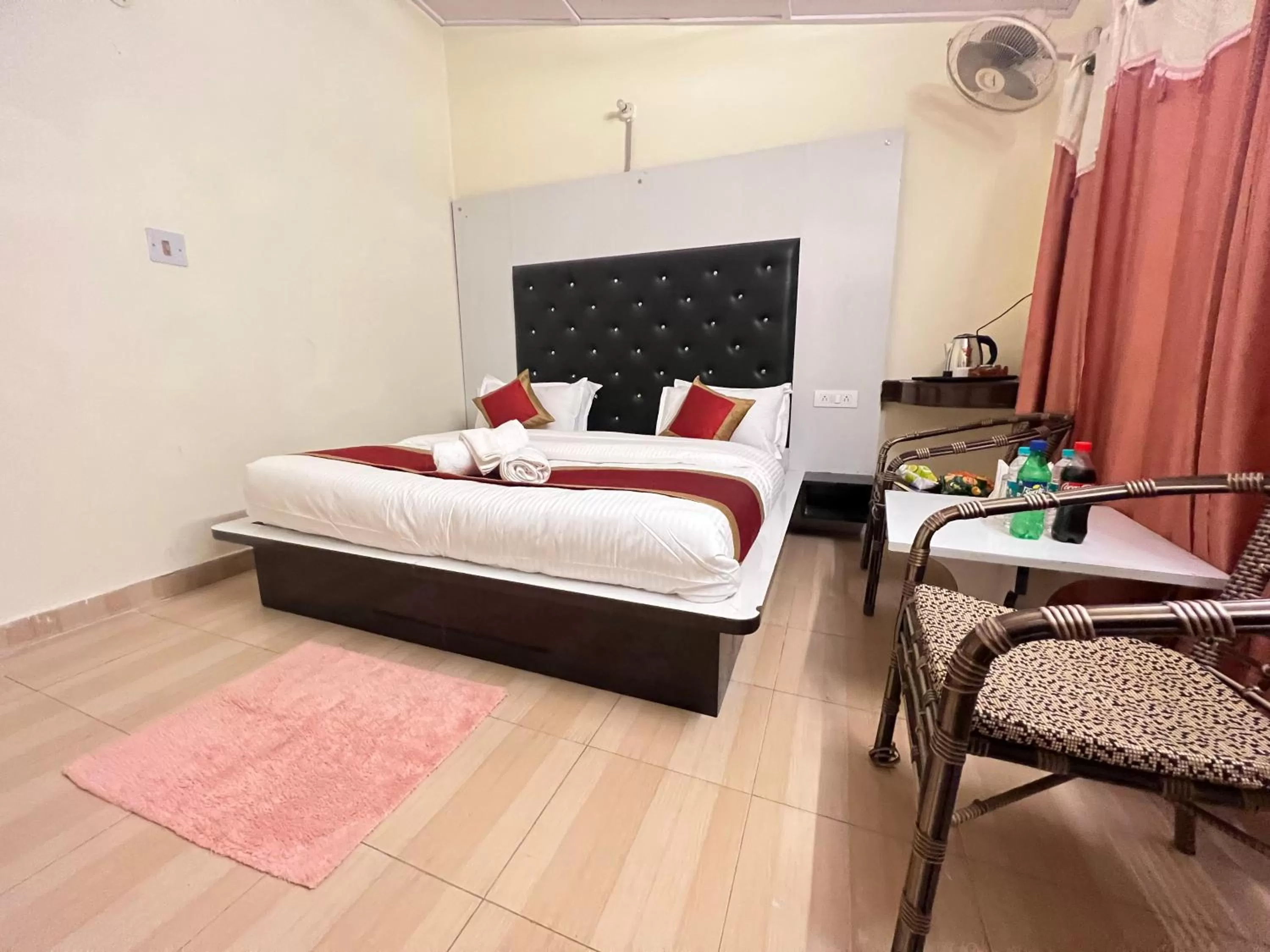 Bedroom, Bed in Hotel White Orchid Dalhausie