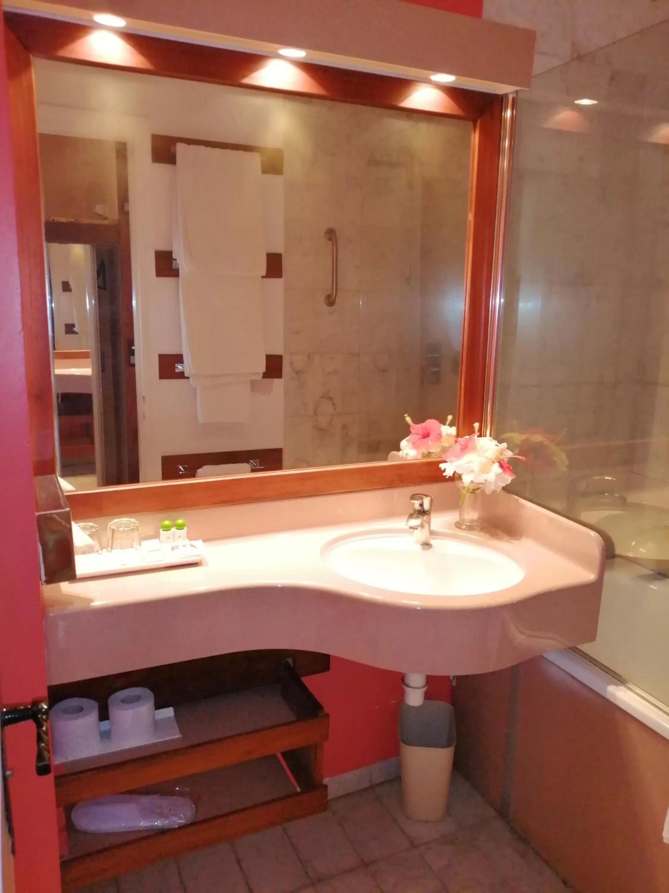 Bathroom in Hotel Jardin Savana Dakar
