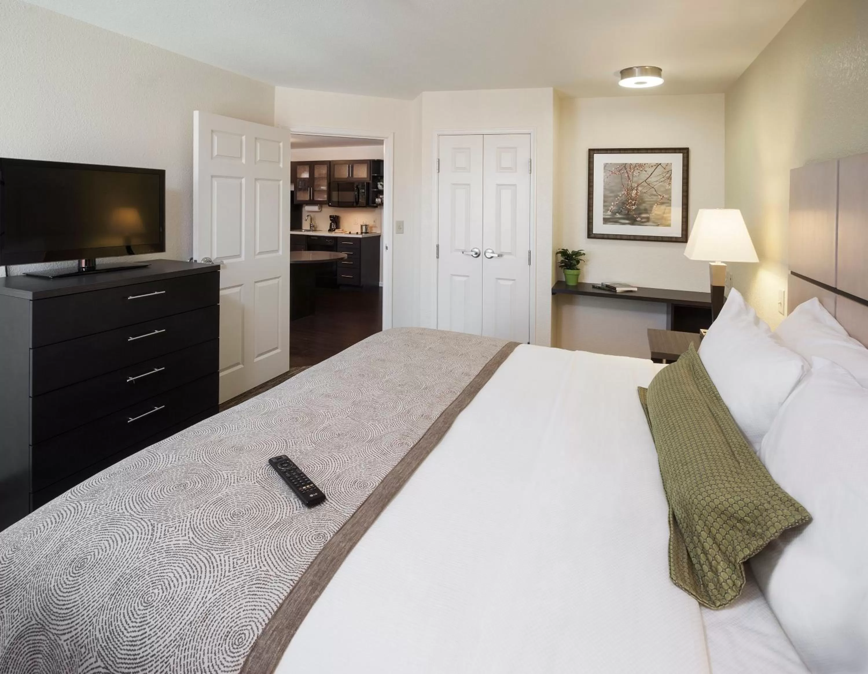 Photo of the whole room, Bed in Candlewood Suites - Memphis East by IHG