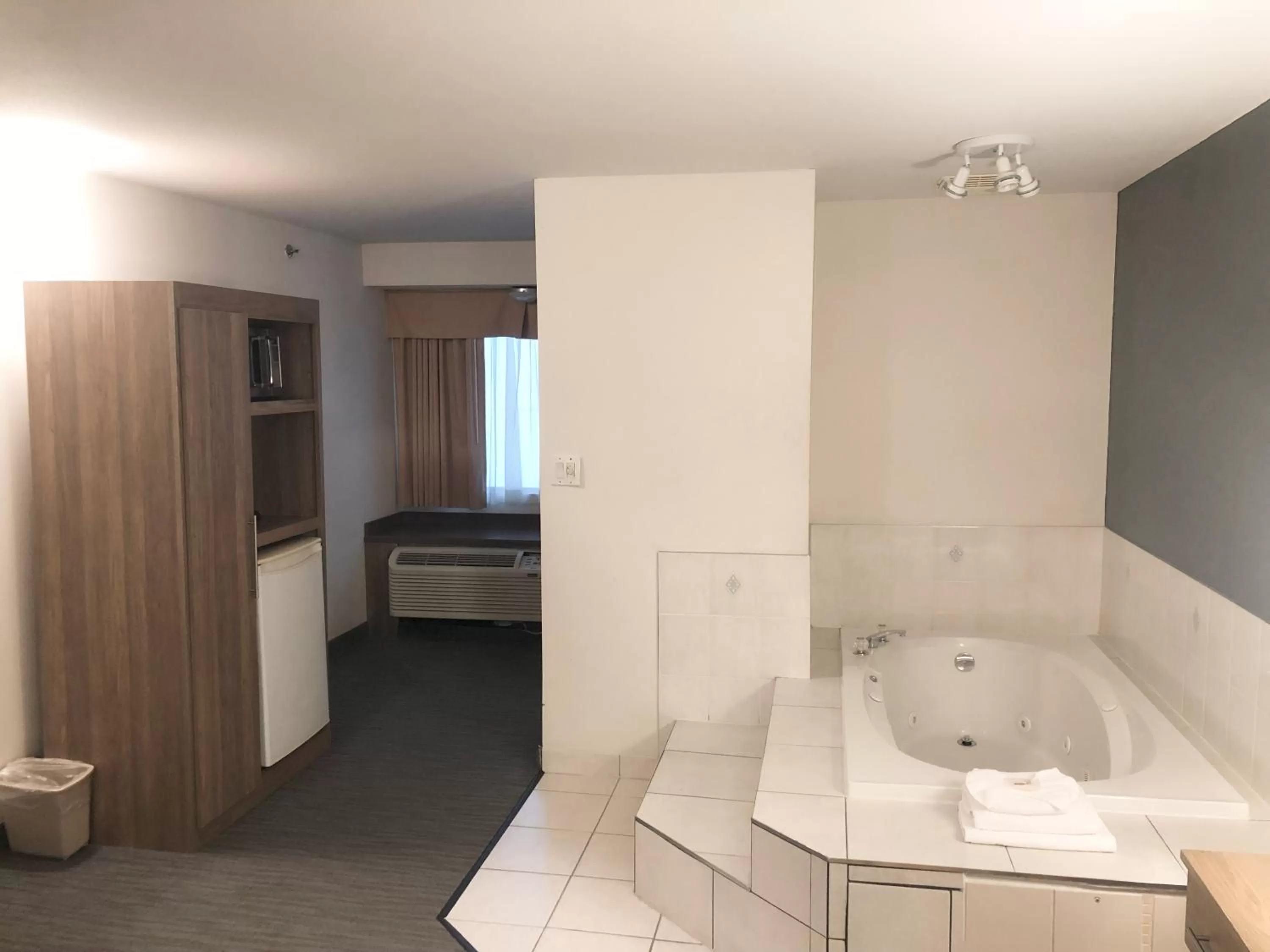 Hot Tub in Days Inn by Wyndham Niagara Falls Centre St By the Falls