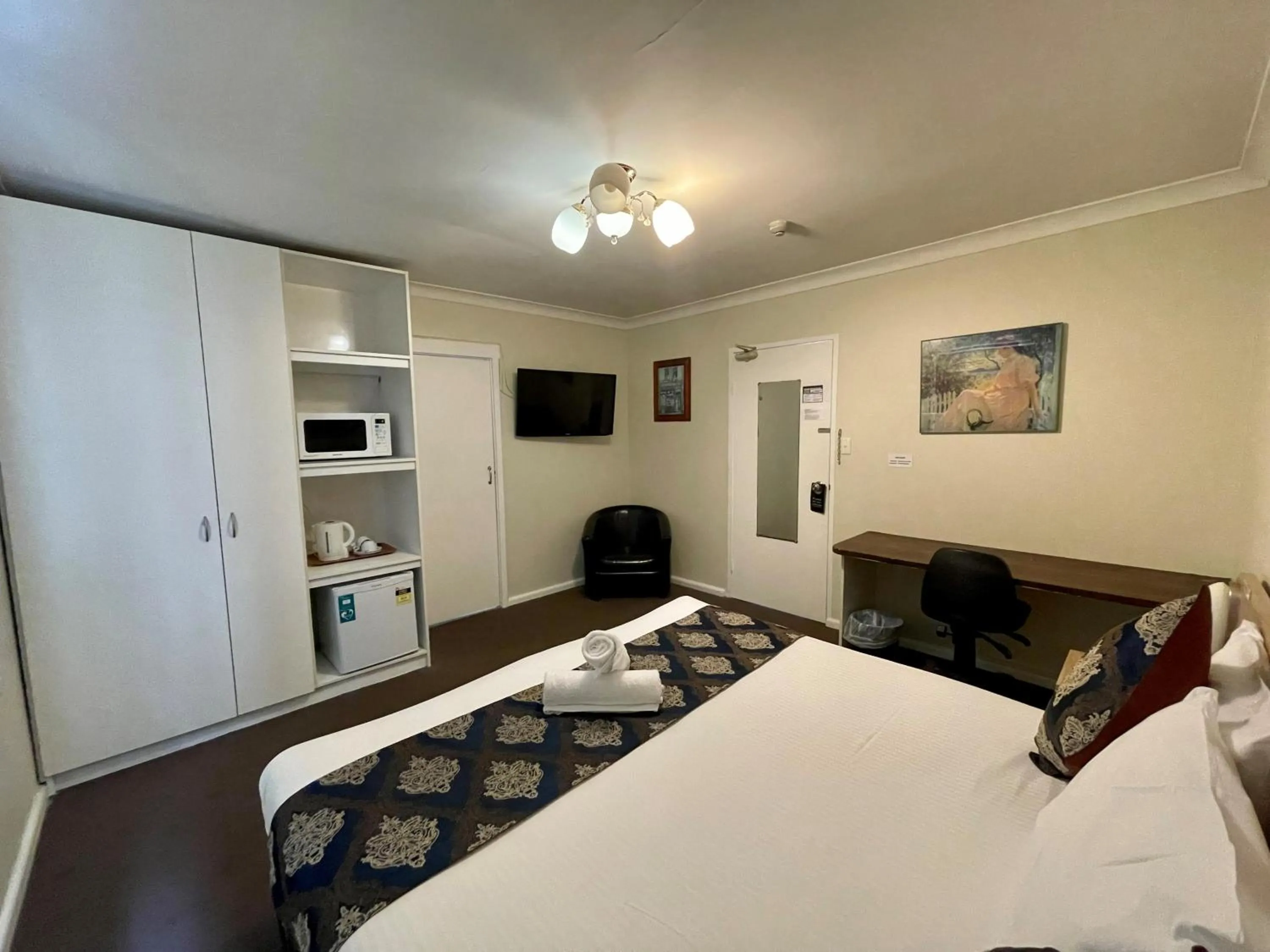 Photo of the whole room, Bed in The North Shore Hotel