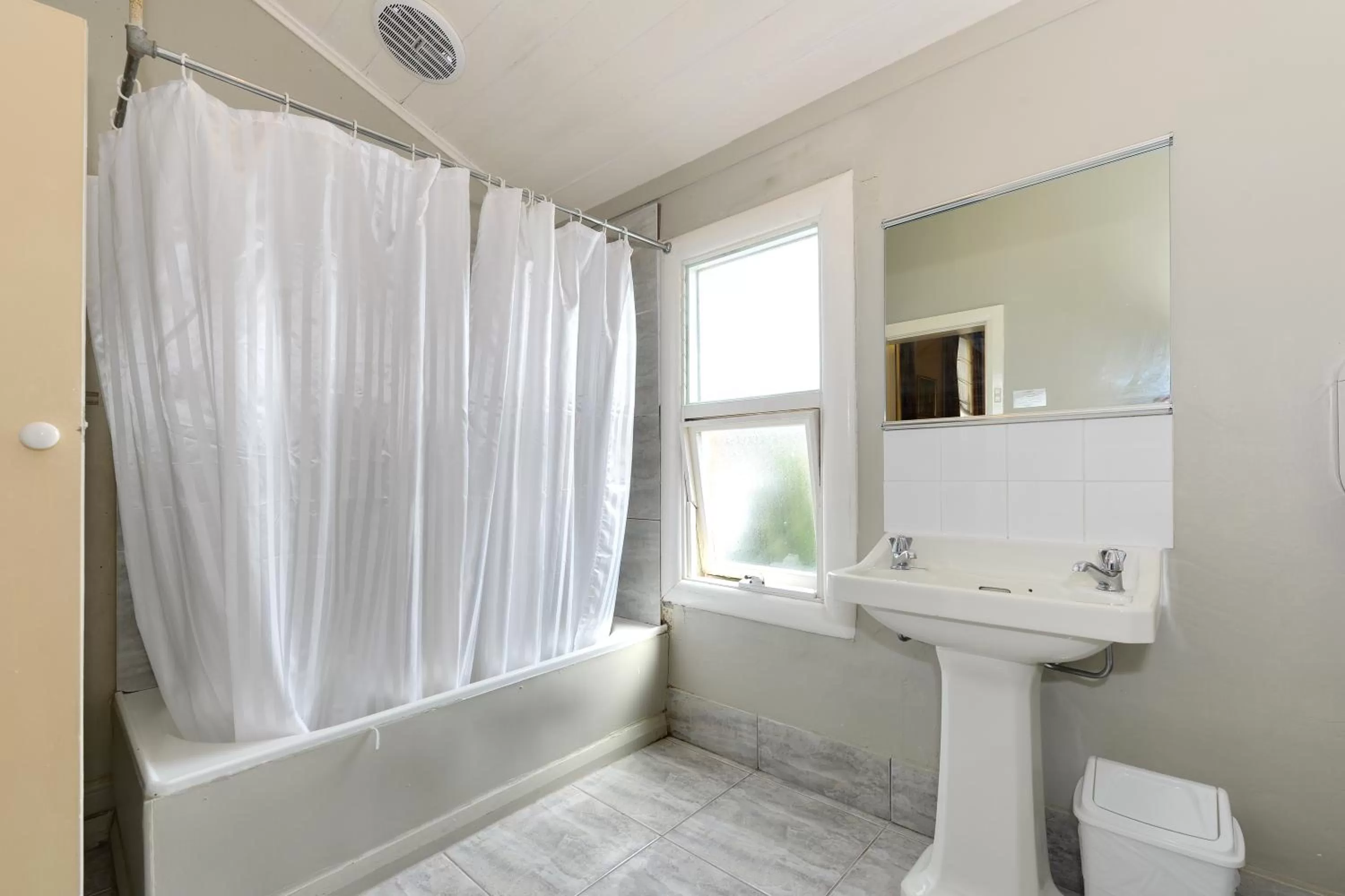 Bathroom in Edinburgh Gallery Bed & Breakfast