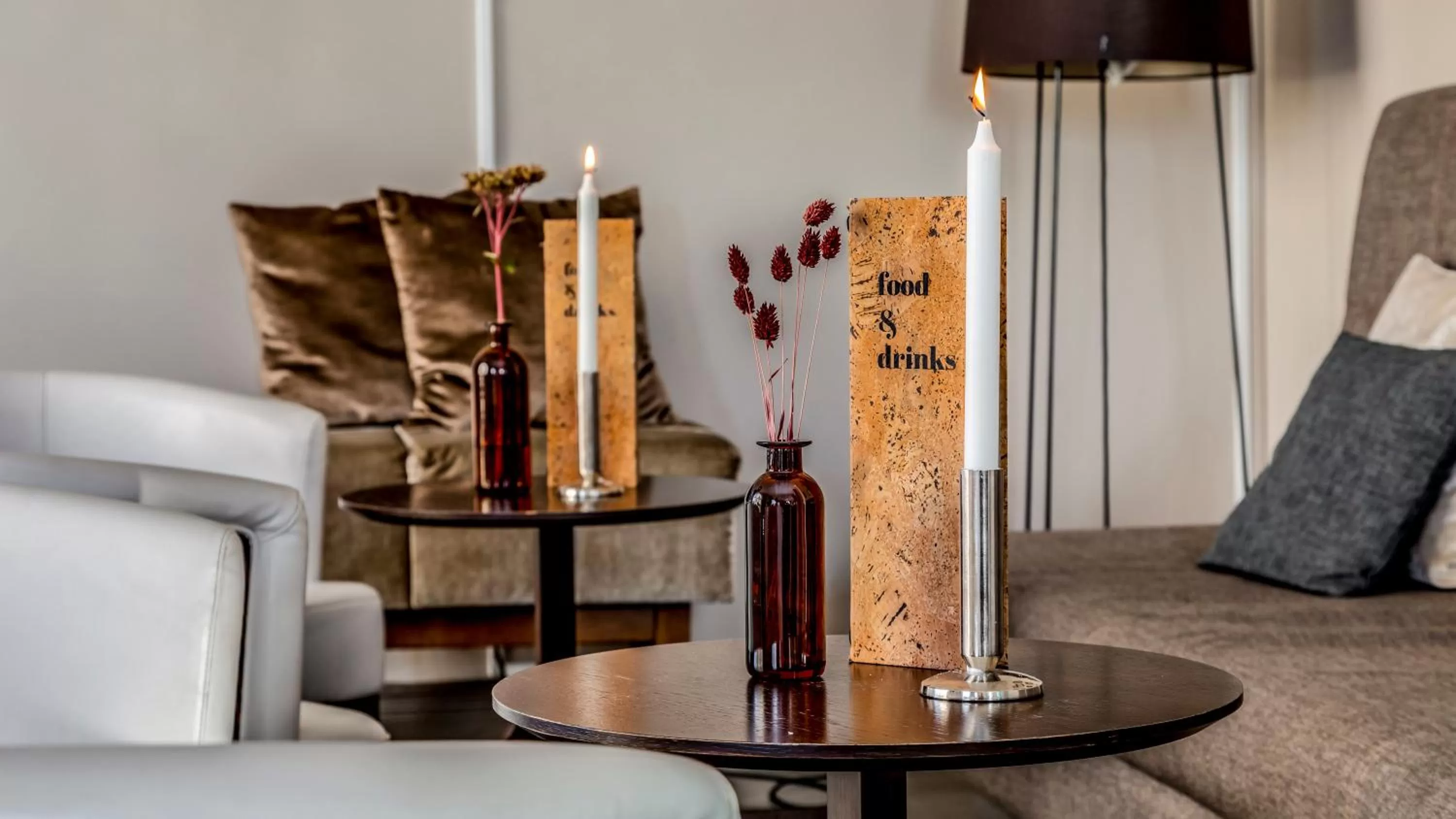 Communal lounge/ TV room in Home Hotel Post