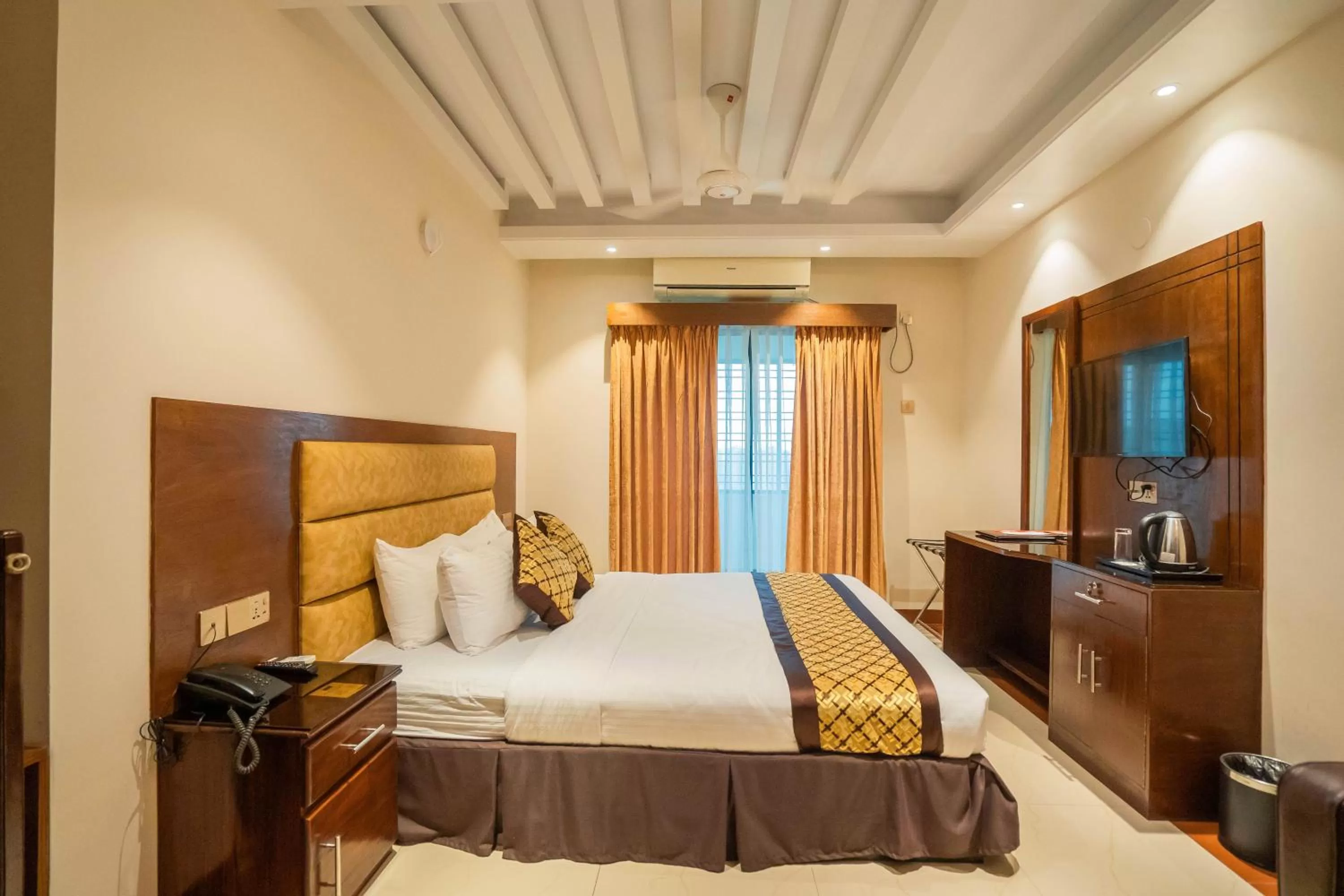 Photo of the whole room, Bed in Central Inn Dhaka City Centre