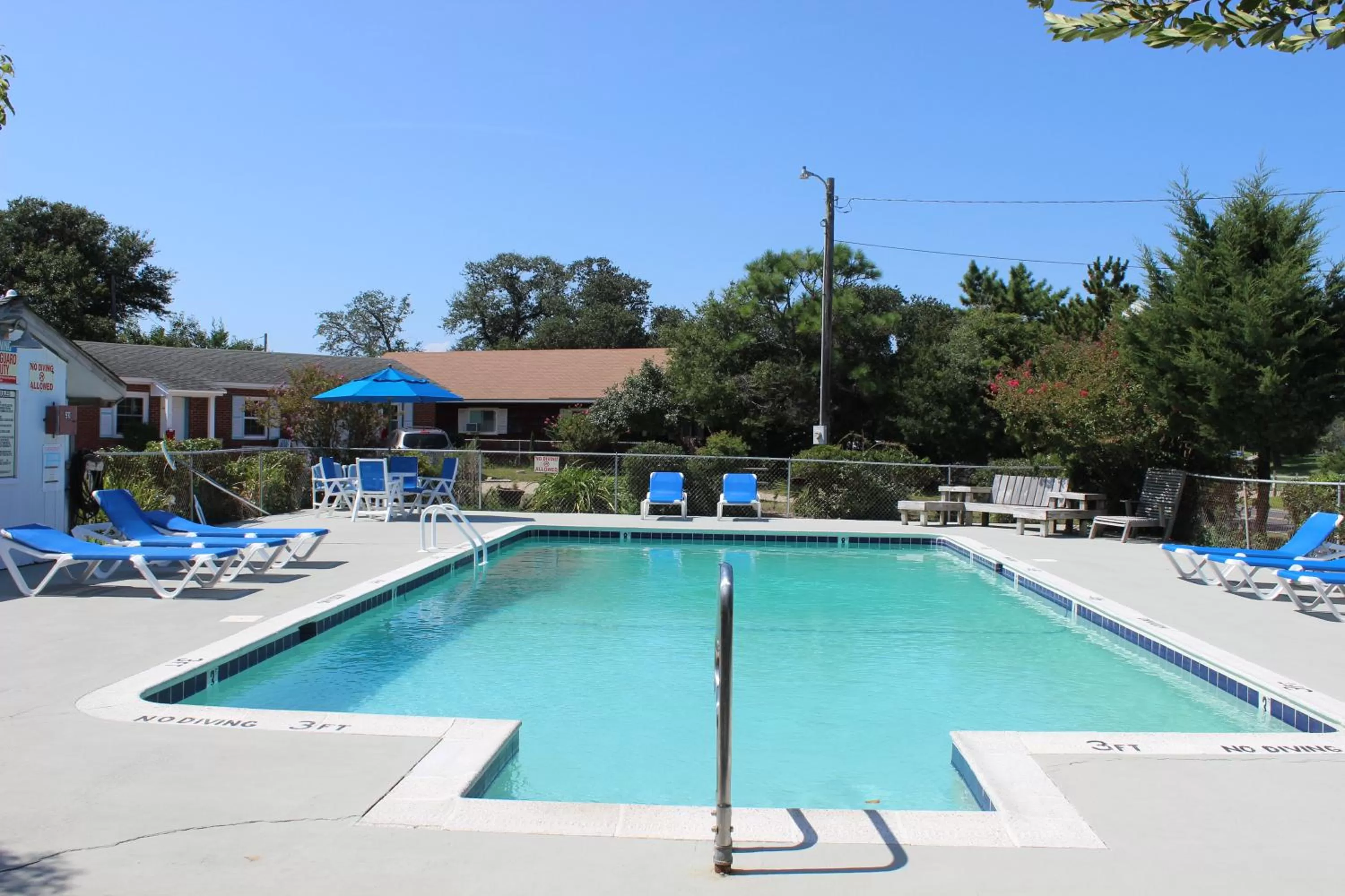 Swimming pool in Cape Pines Motel