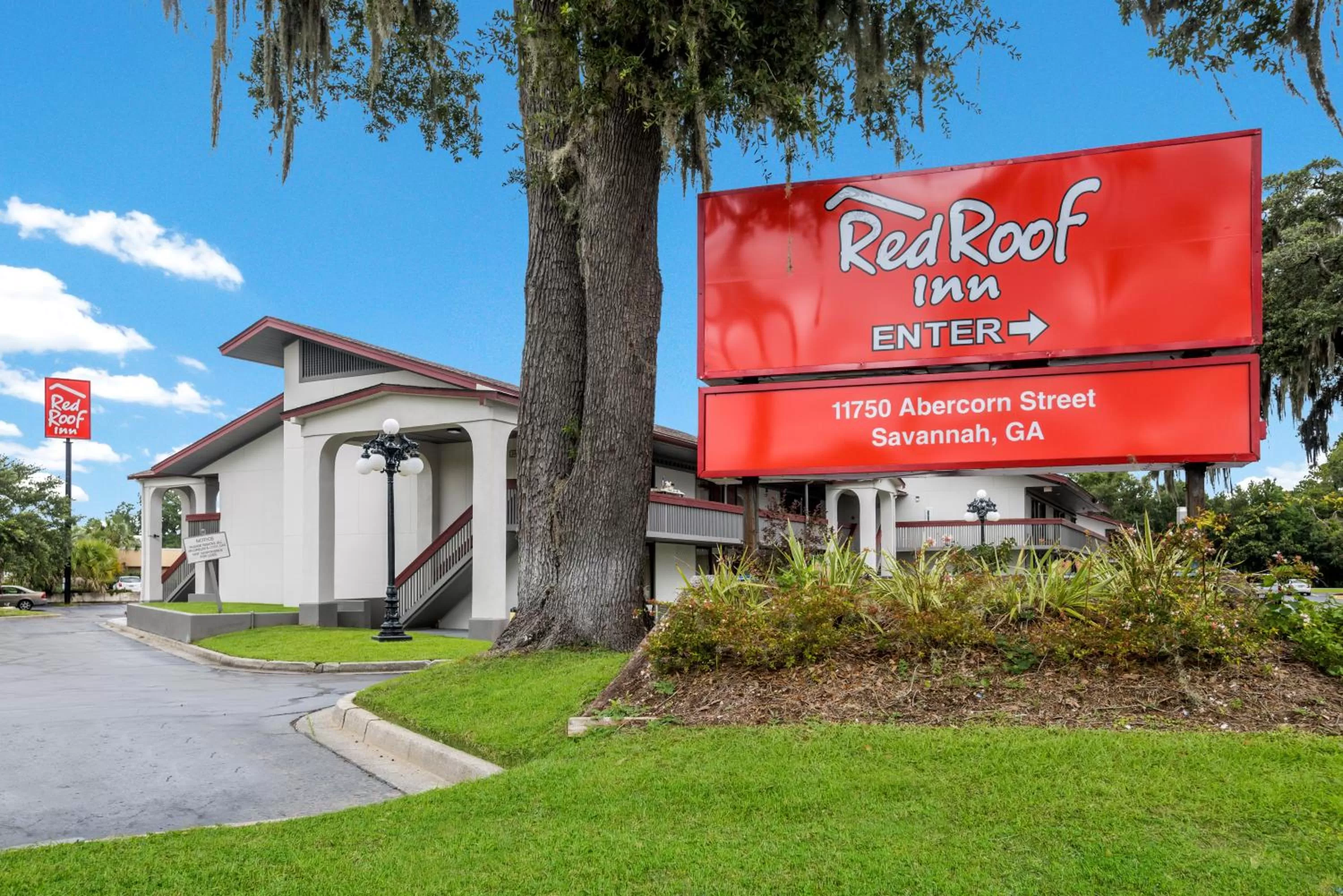 Property building in Red Roof Inn Savannah – Southside/Midtown