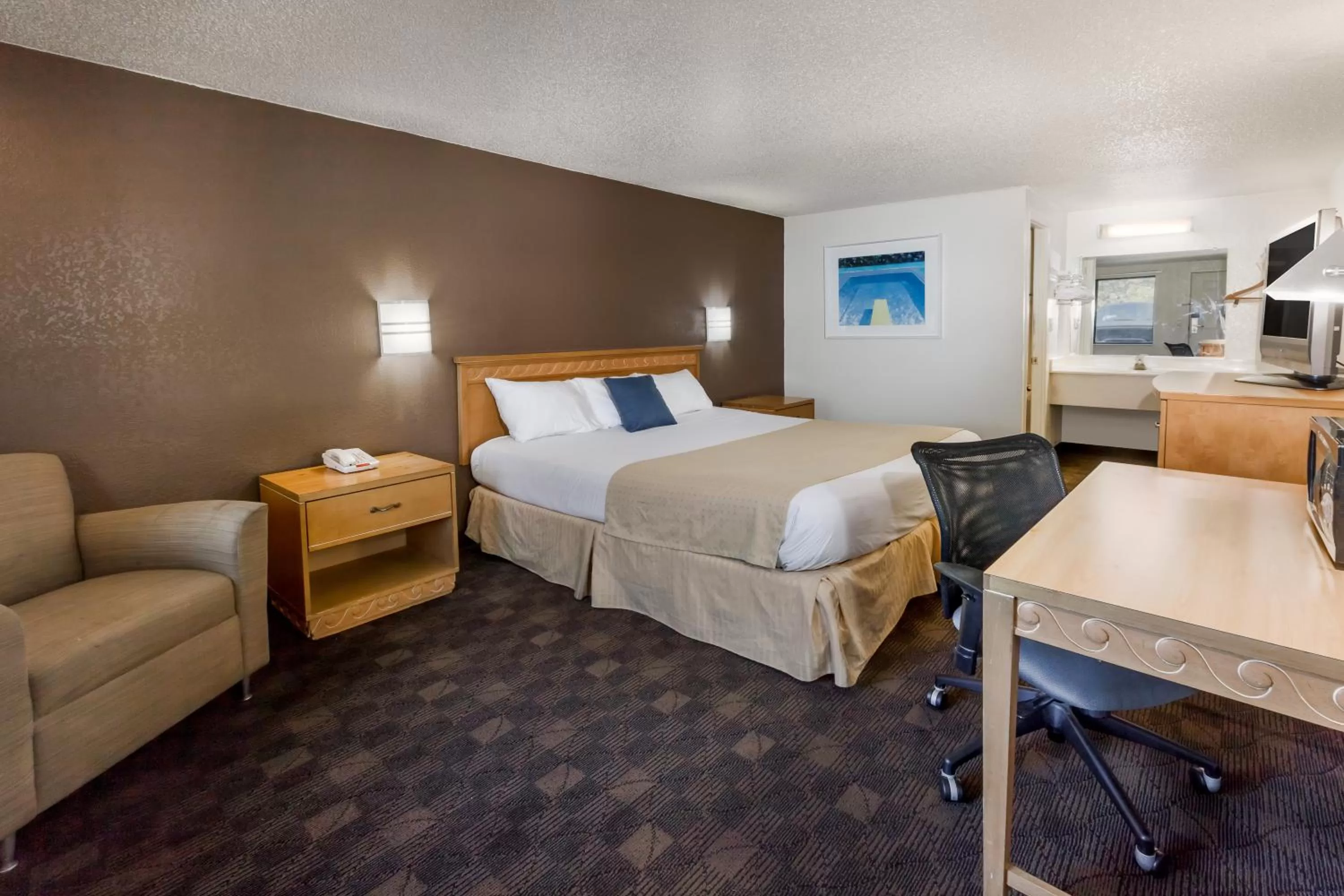 Bedroom, Bed in Knights Inn Flint