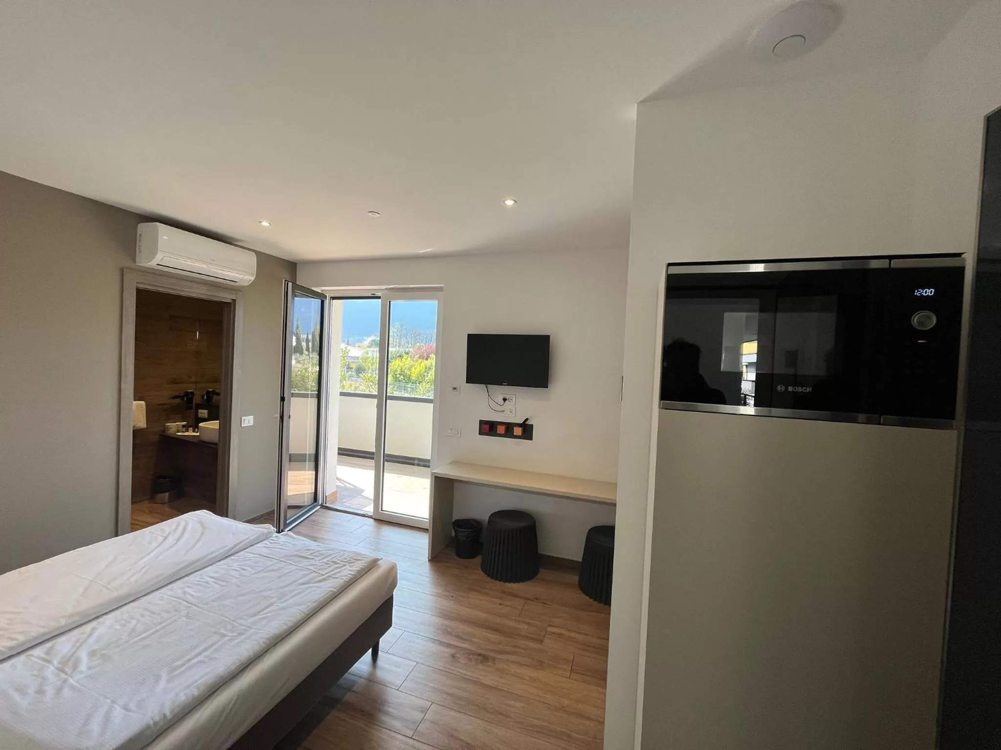 Communal lounge/ TV room, Bed in Riva Lake Lodge