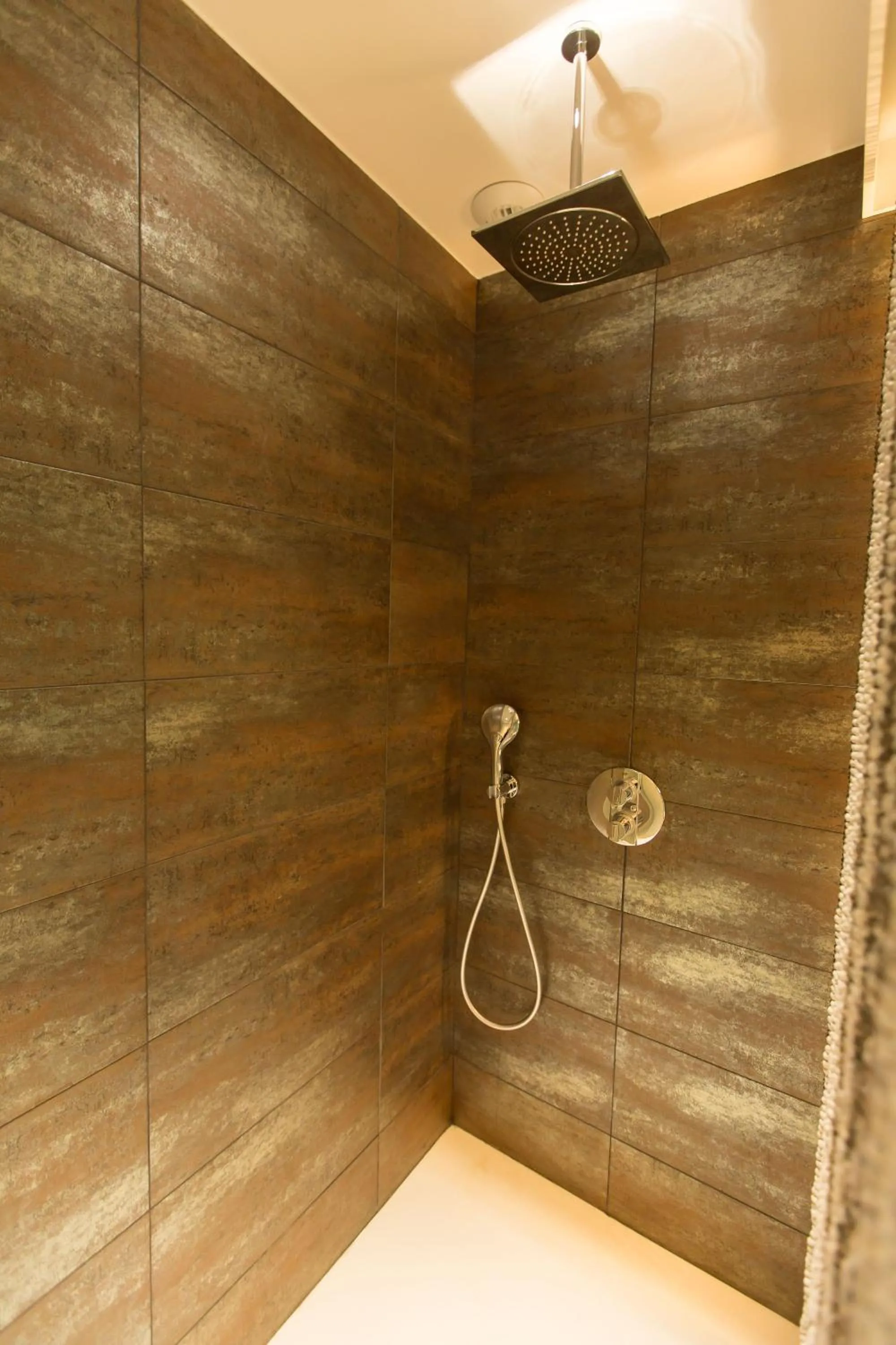 Shower in Eden Lodge Paris