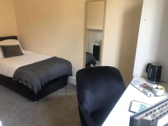 Bedroom, Bed in Mirfield Monastery B&B