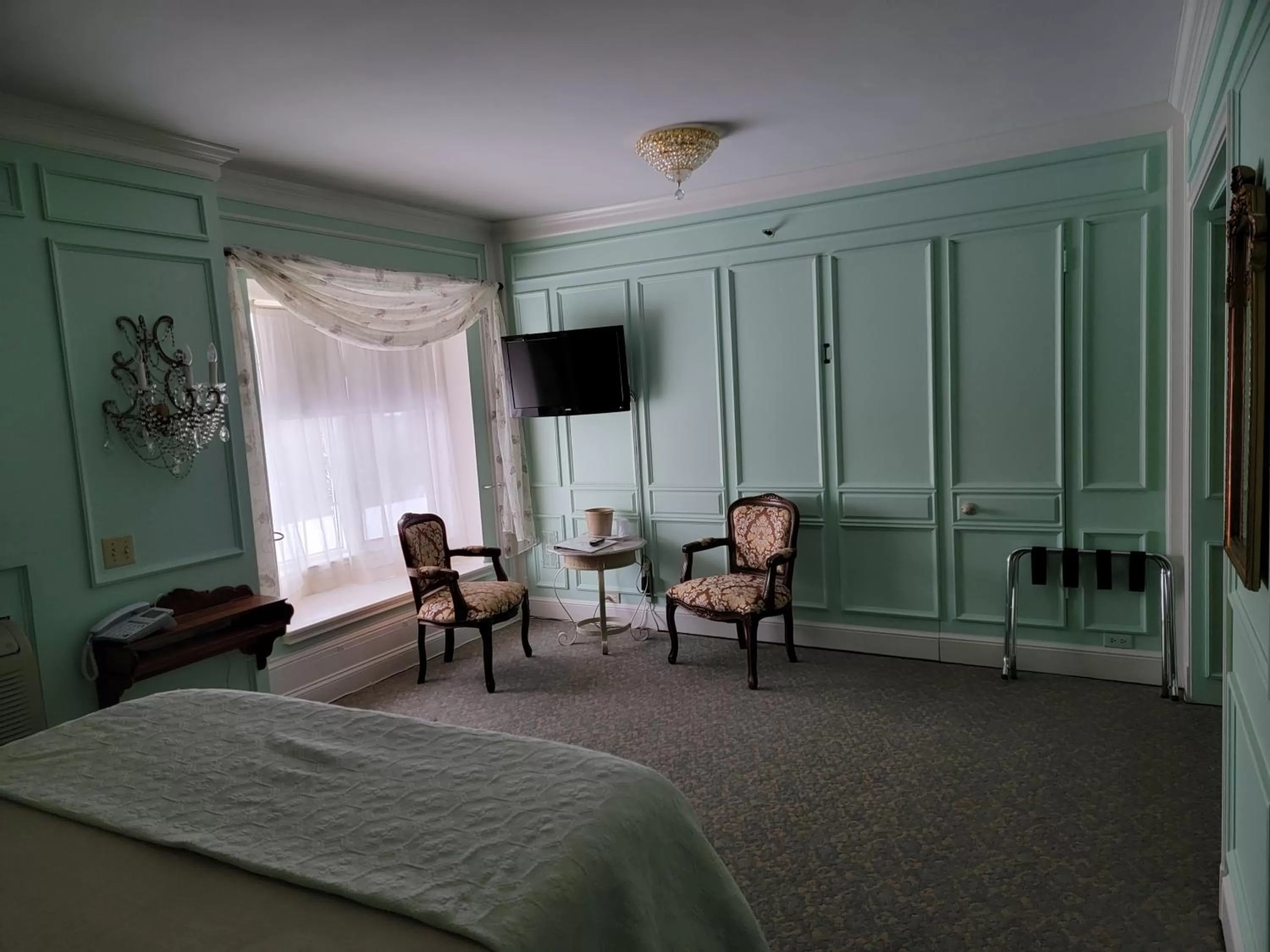 Bedroom, Seating Area in Lowell Inn