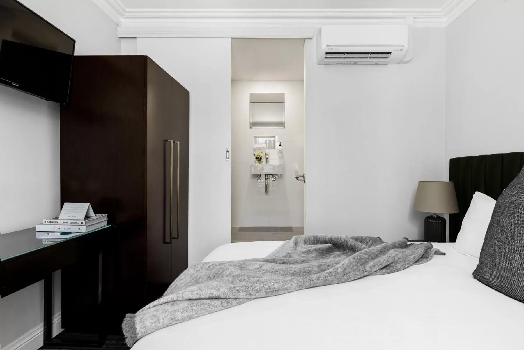 Bedroom, Bed in Hotel Challis Potts Point