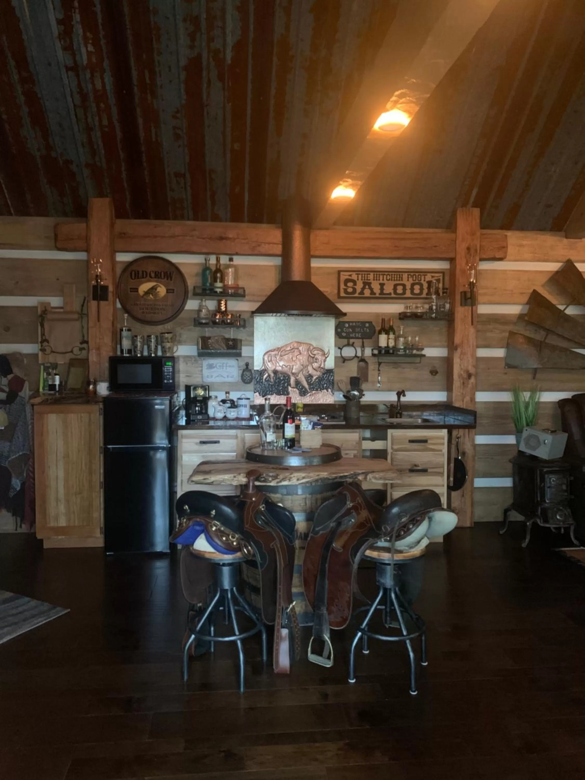 Dining area, Lounge/Bar in Fox Pass Cabins