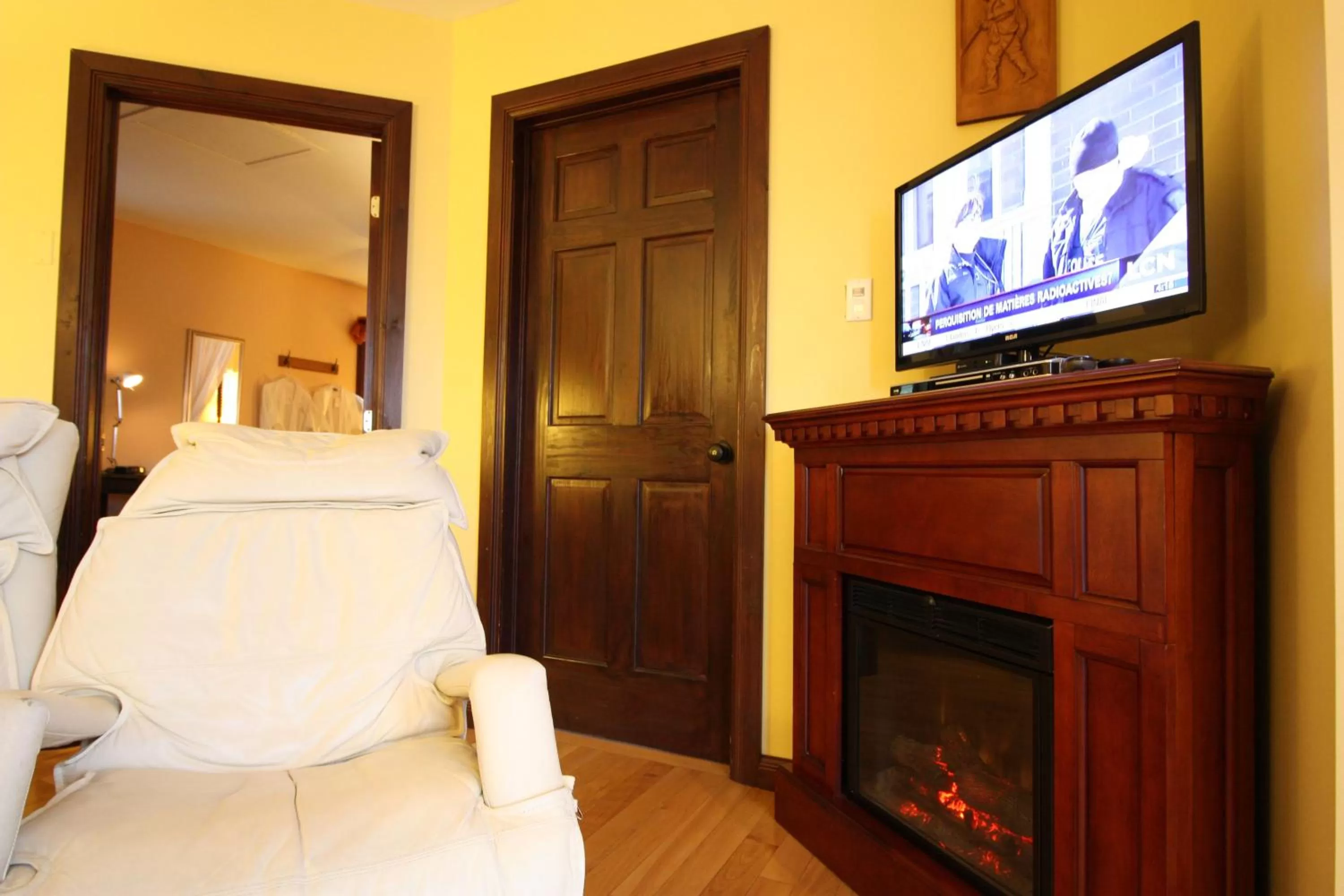 TV and multimedia in Motel Le JoliBourg