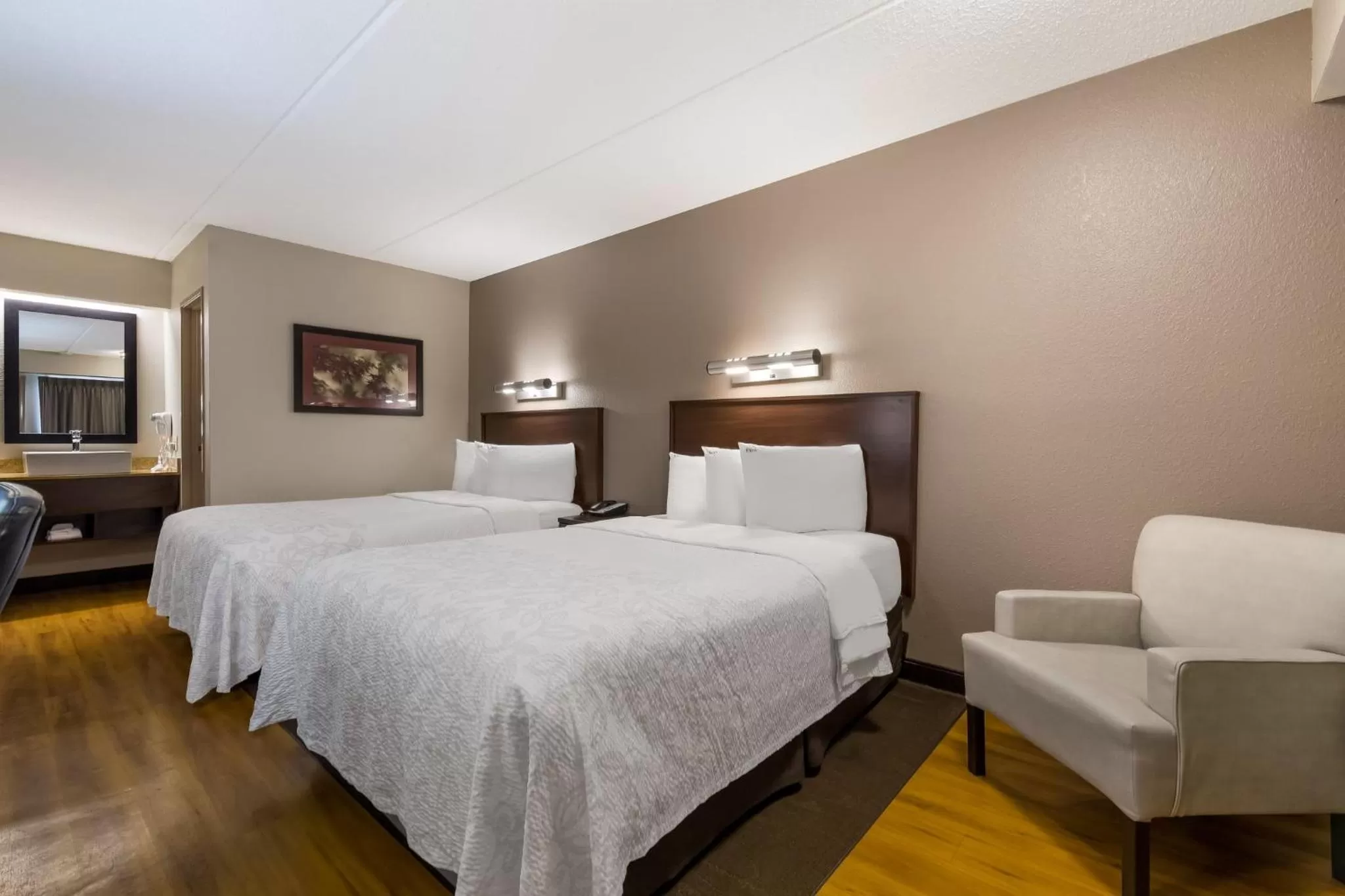 Photo of the whole room, Bed in Red Roof Inn PLUS+ Nashville Airport