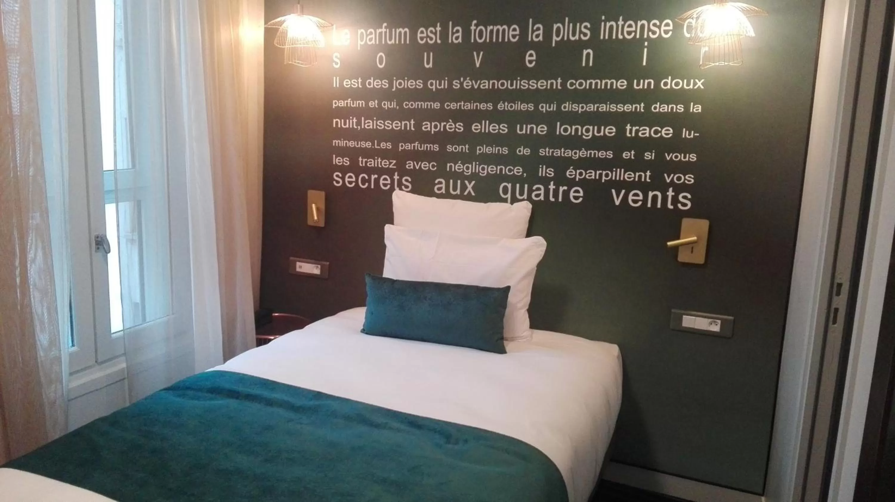 Photo of the whole room, Bed in Hôtel Mercure Paris Suresnes Longchamp