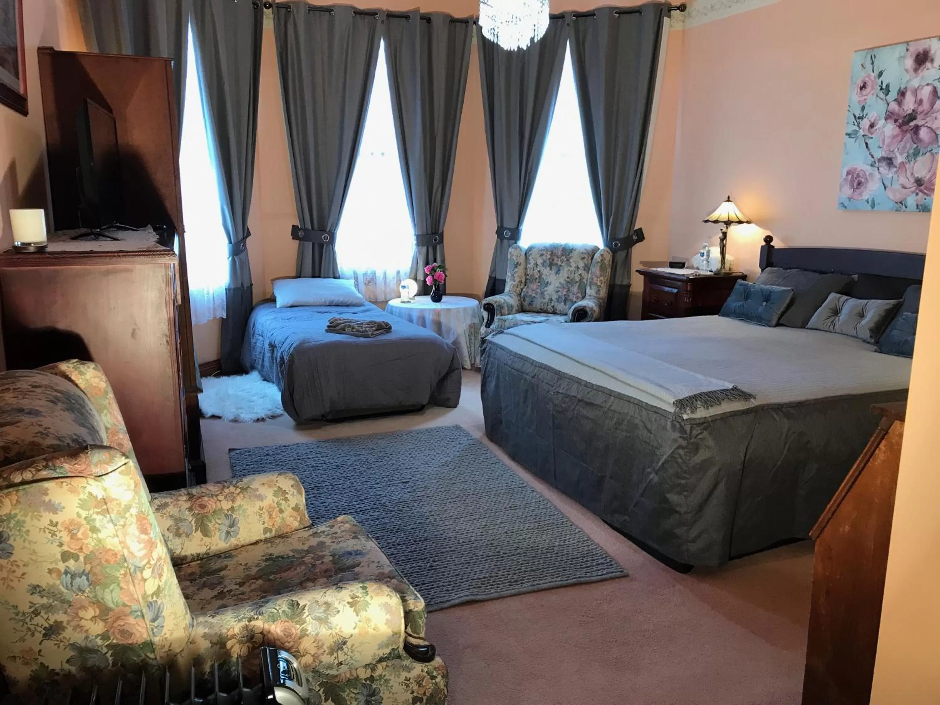 Shower, Bed in Stony Rise Cottage B&B