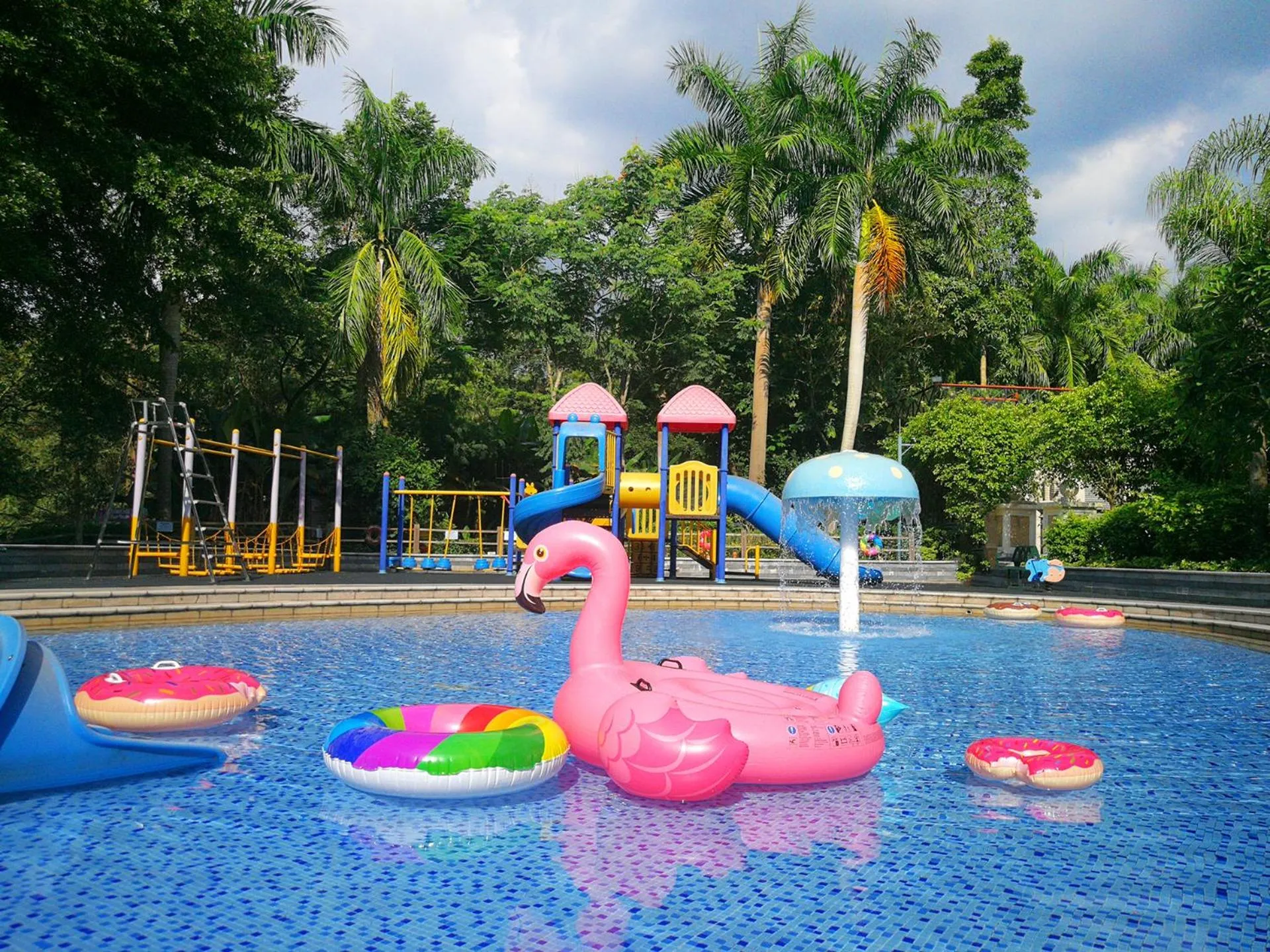 Swimming pool in Mission Hills Hotel Resorts Dongguan