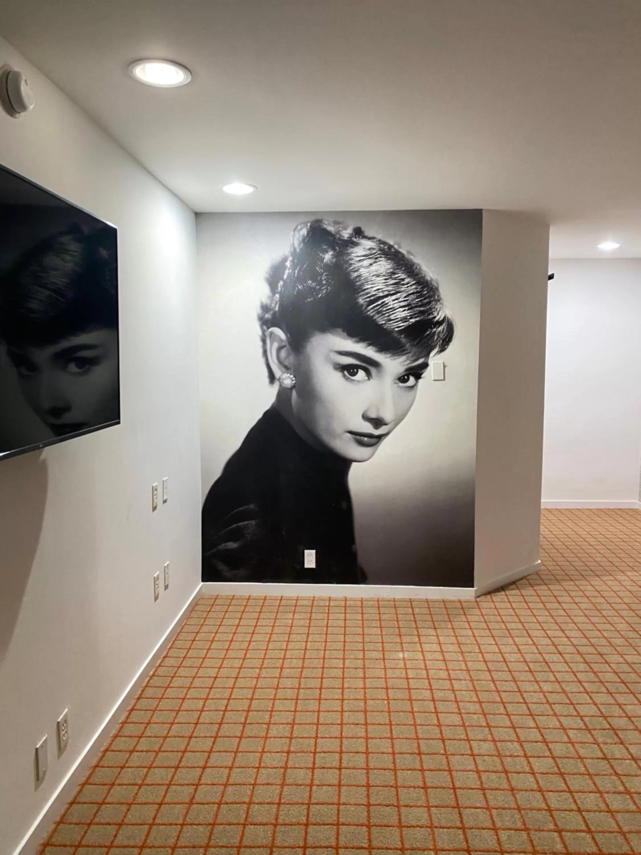 Communal lounge/ TV room in The Hollywood Franklin Hotel near Universal Studios