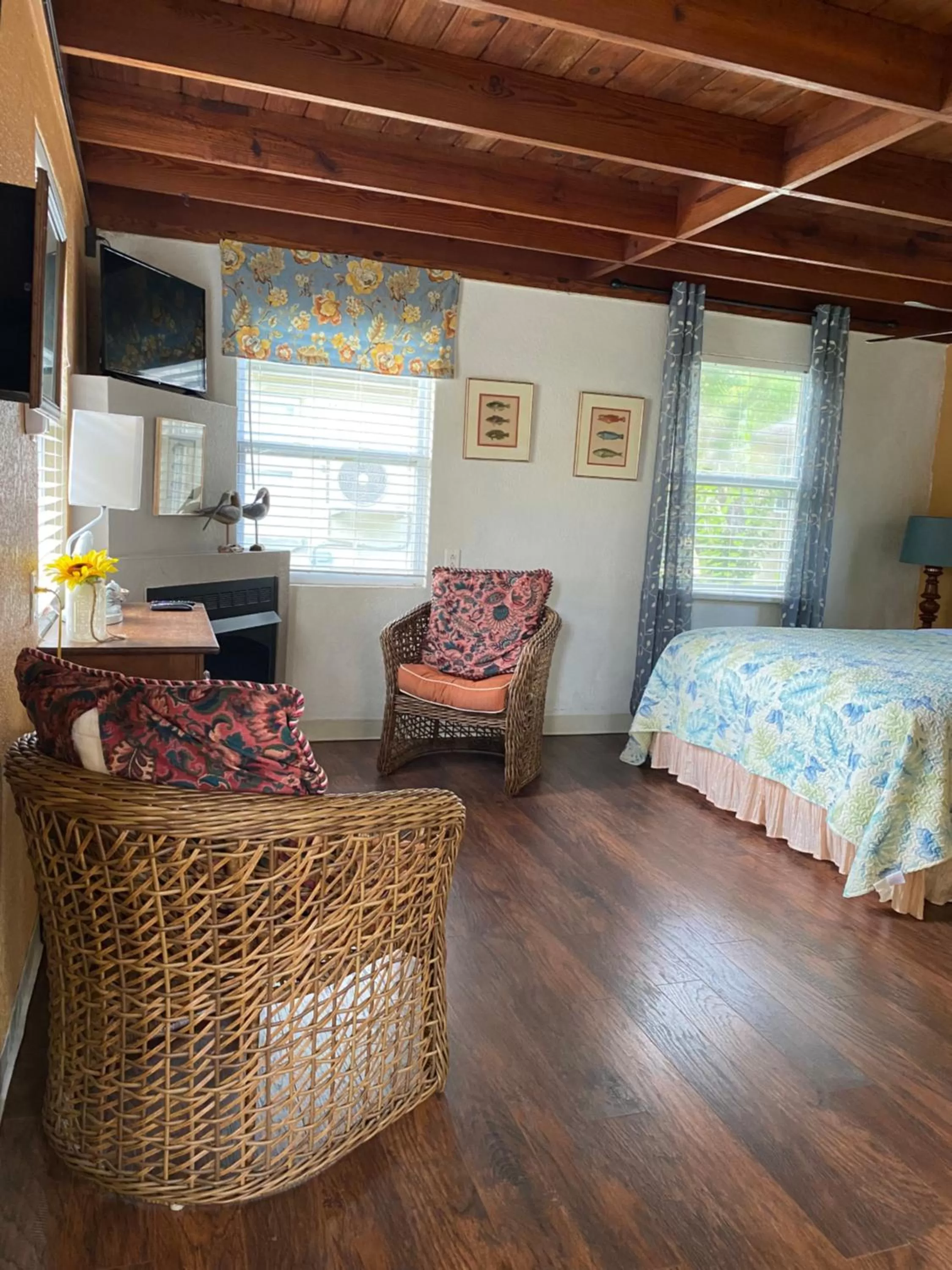 Seating area, Bed in Nature Coast Inn & Cottages