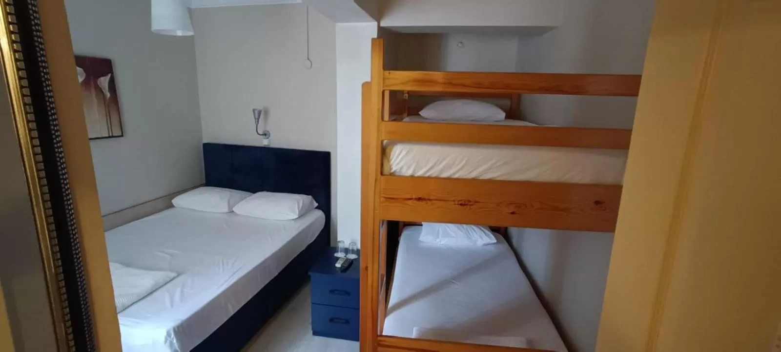 TV and multimedia, Bed in Hotel Crowded House