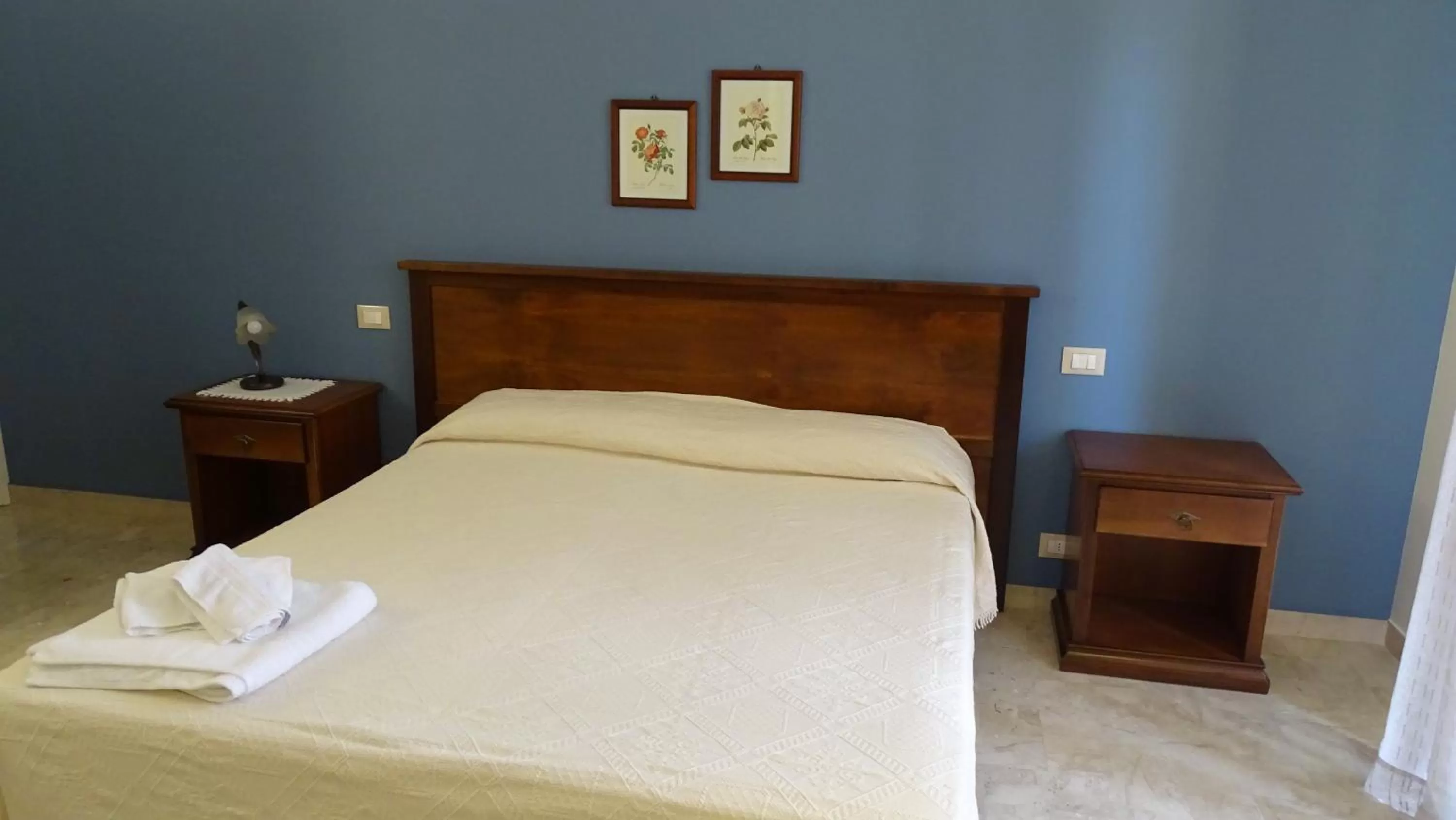 Double Room with Private Bathroom in Historic B&B Apartments Home