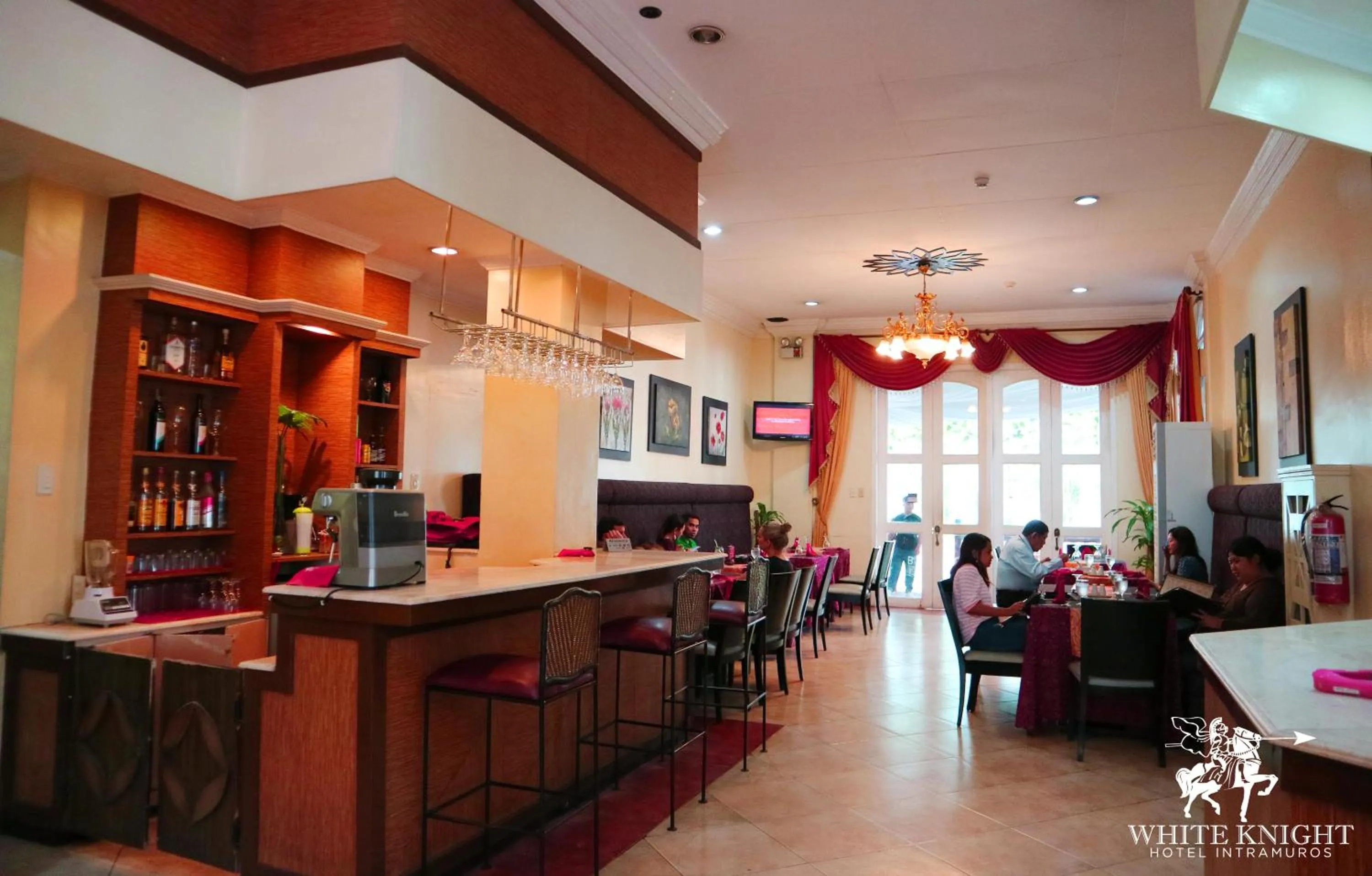 Restaurant/places to eat in White Knight Hotel Intramuros